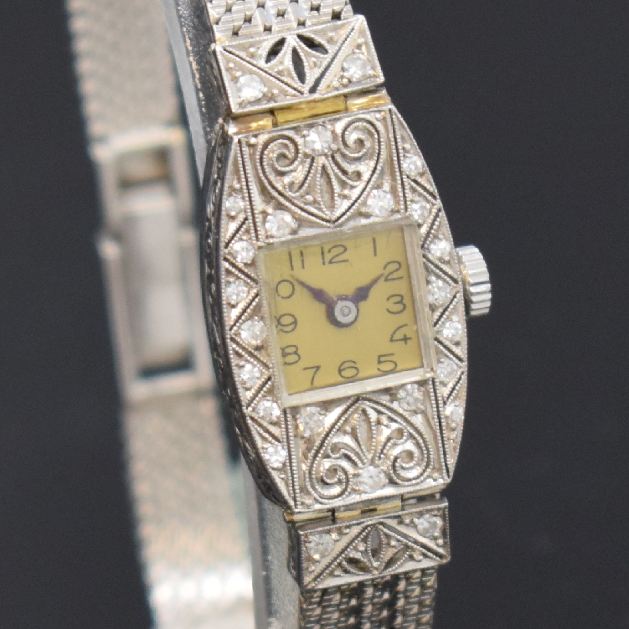 Detail c: Art Deco Damenarmbanduhr in Platin mit Diamanten, Schweiz um 1930, Handaufzug, Scharniergeh. an WG 750/000 Band, rest. Zifferbl., gebl. Zeiger, ...
