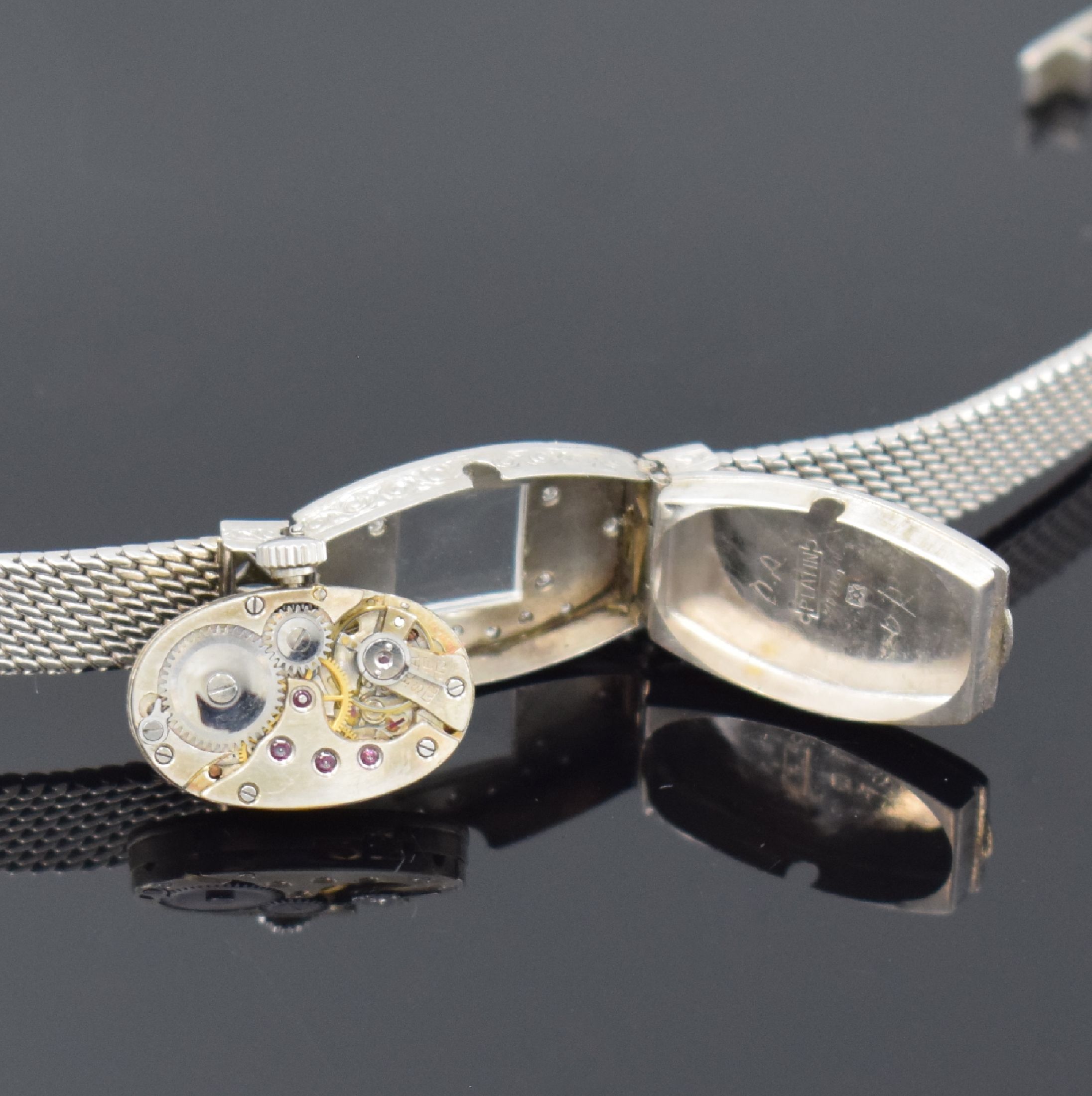 Detail d: Art Deco Damenarmbanduhr in Platin mit Diamanten, Schweiz um 1930, Handaufzug, Scharniergeh. an WG 750/000 Band, rest. Zifferbl., gebl. Zeiger, ...