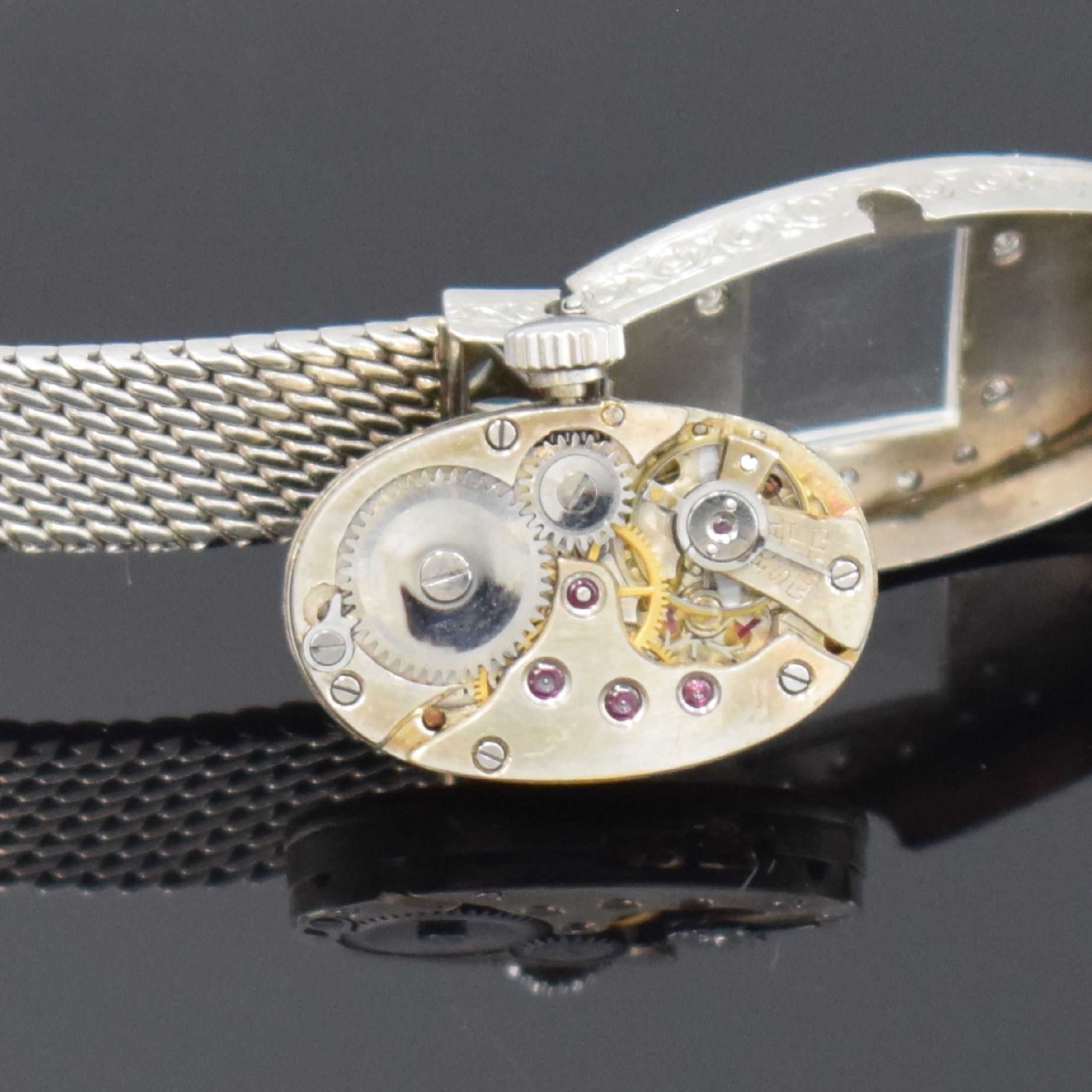 Detail e: Art Deco Damenarmbanduhr in Platin mit Diamanten, Schweiz um 1930, Handaufzug, Scharniergeh. an WG 750/000 Band, rest. Zifferbl., gebl. Zeiger, ...