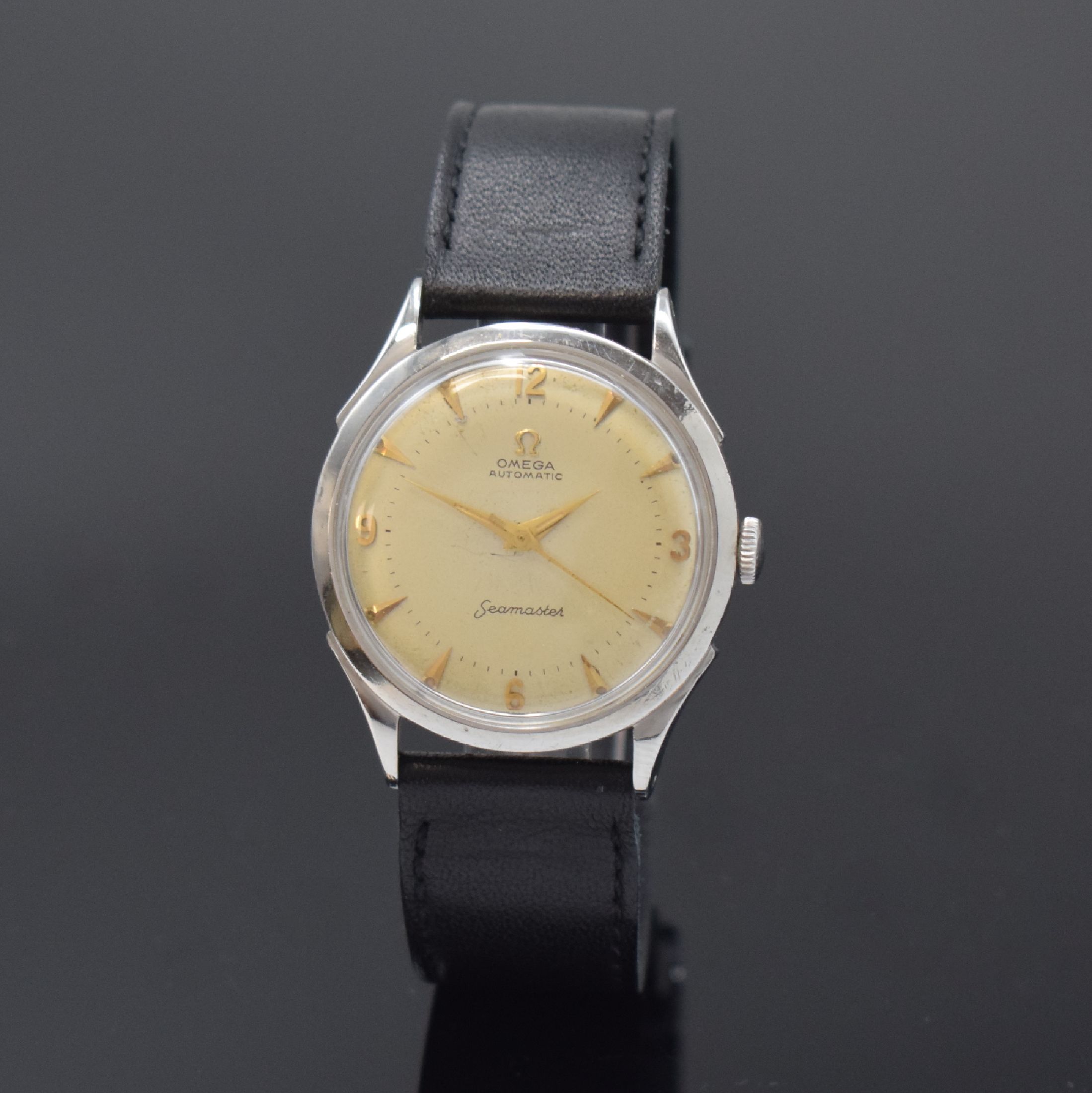 OMEGA Seamaster Herrenarmbanduhr in Stahl Referenz 2438-3, Schweiz um 1947, Hammerautomatik, Boden verschr., silb. Zifferbl. pat., gold. Std.-Ind. u. ...