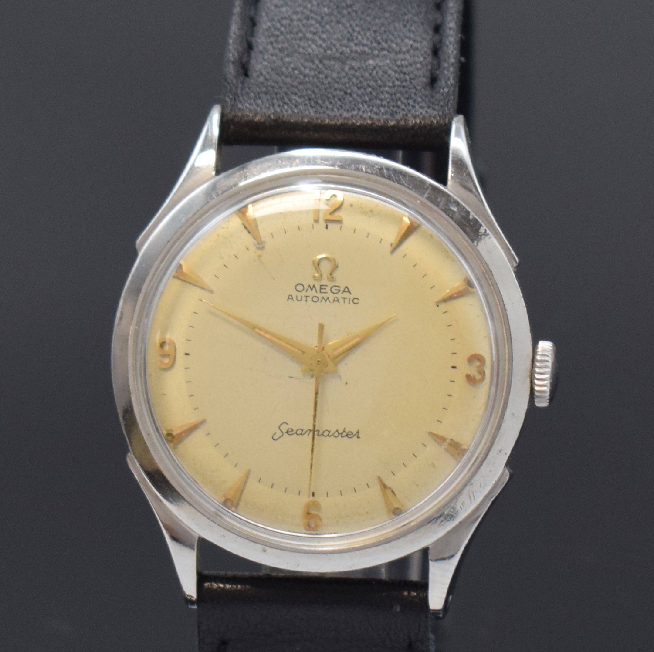 Detail a: OMEGA Seamaster Herrenarmbanduhr in Stahl Referenz 2438-3, Schweiz um 1947, Hammerautomatik, Boden verschr., silb. Zifferbl. pat., gold. Std.-Ind. u. ...