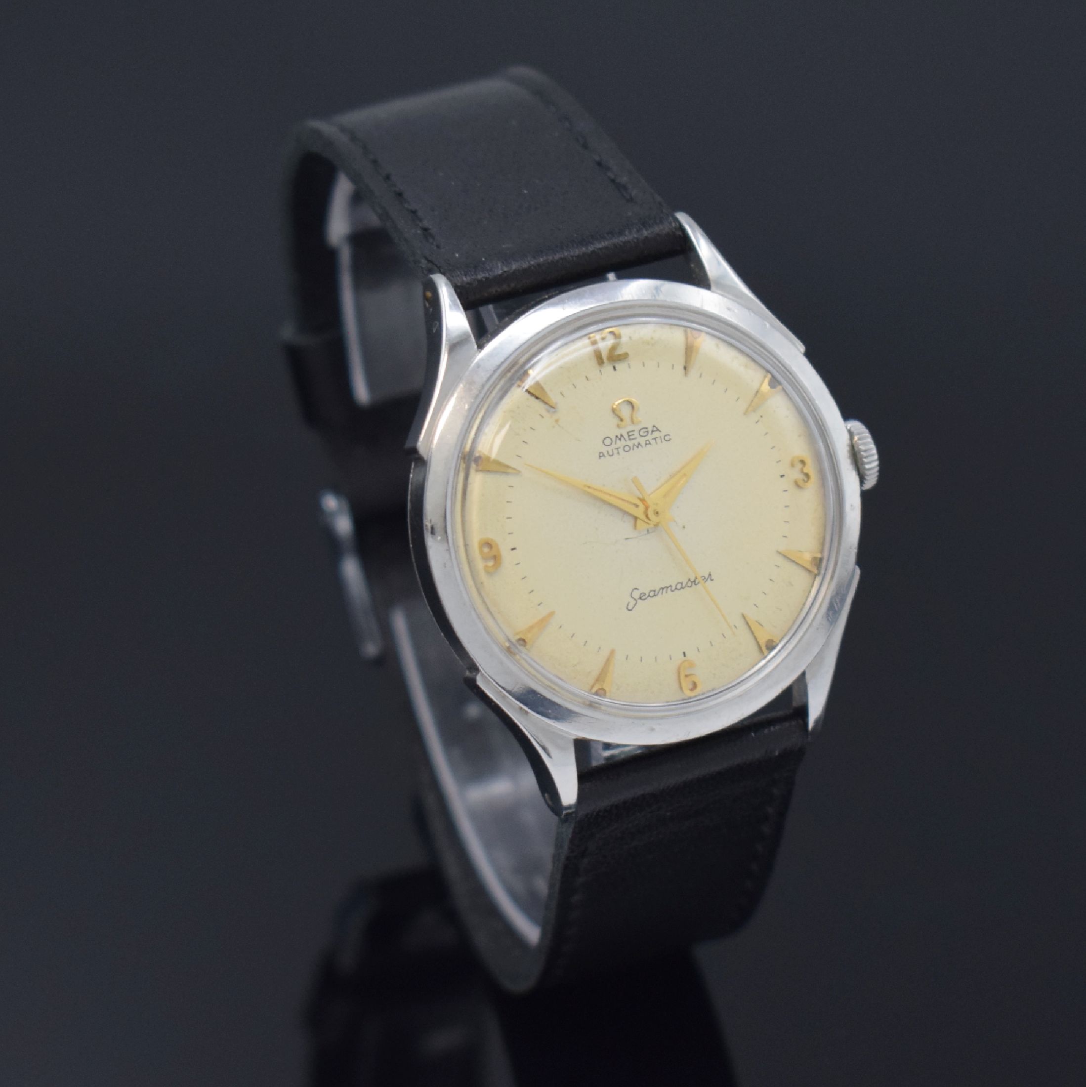 Detail b: OMEGA Seamaster Herrenarmbanduhr in Stahl Referenz 2438-3, Schweiz um 1947, Hammerautomatik, Boden verschr., silb. Zifferbl. pat., gold. Std.-Ind. u. ...