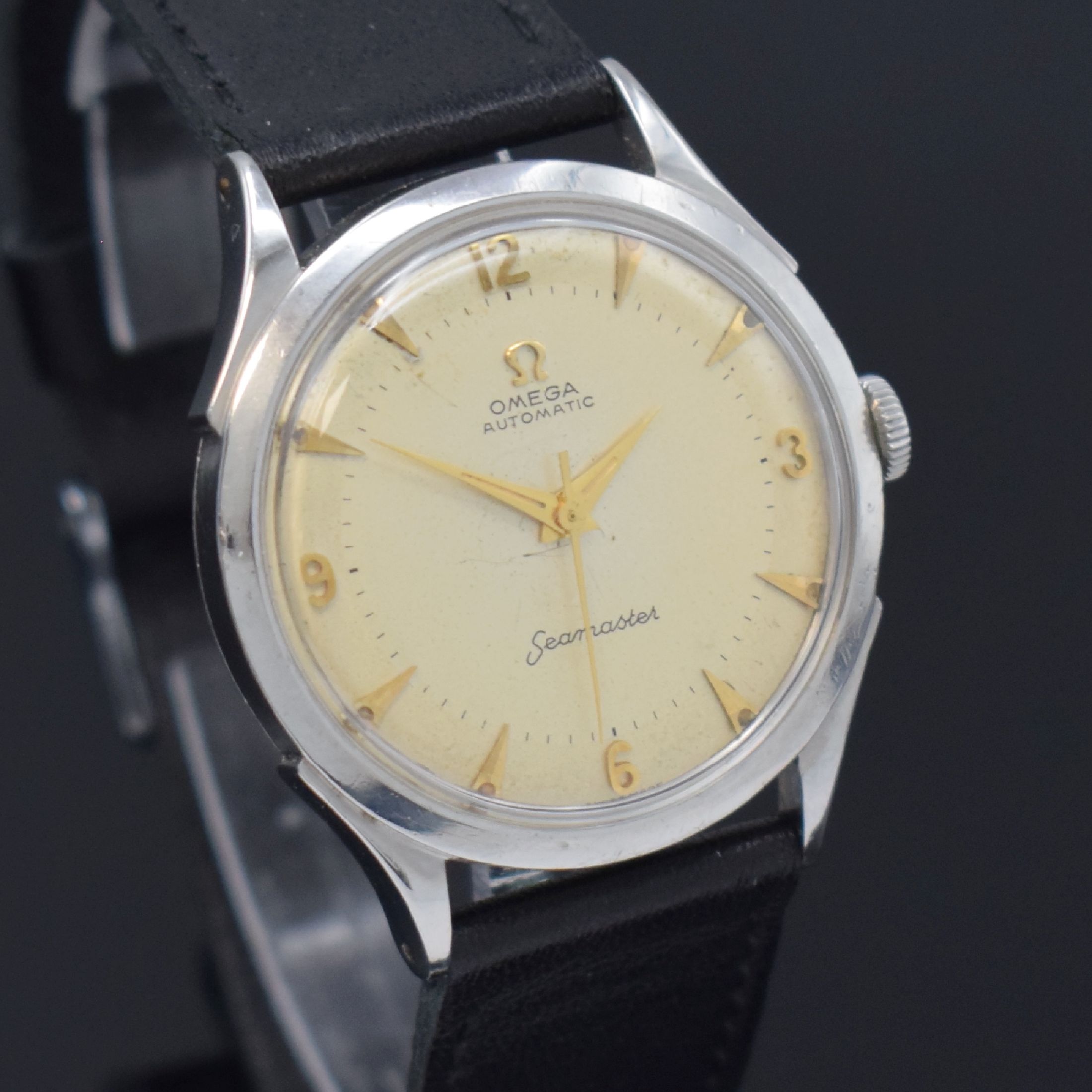 Detail c: OMEGA Seamaster Herrenarmbanduhr in Stahl Referenz 2438-3, Schweiz um 1947, Hammerautomatik, Boden verschr., silb. Zifferbl. pat., gold. Std.-Ind. u. ...