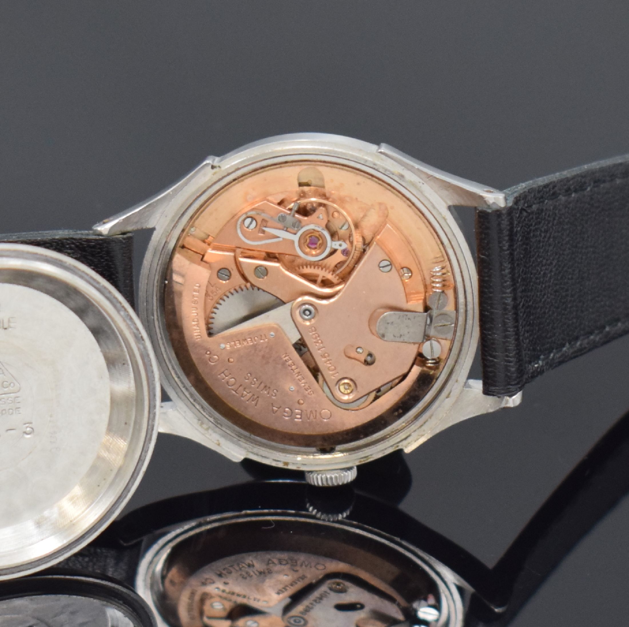Detail e: OMEGA Seamaster Herrenarmbanduhr in Stahl Referenz 2438-3, Schweiz um 1947, Hammerautomatik, Boden verschr., silb. Zifferbl. pat., gold. Std.-Ind. u. ...