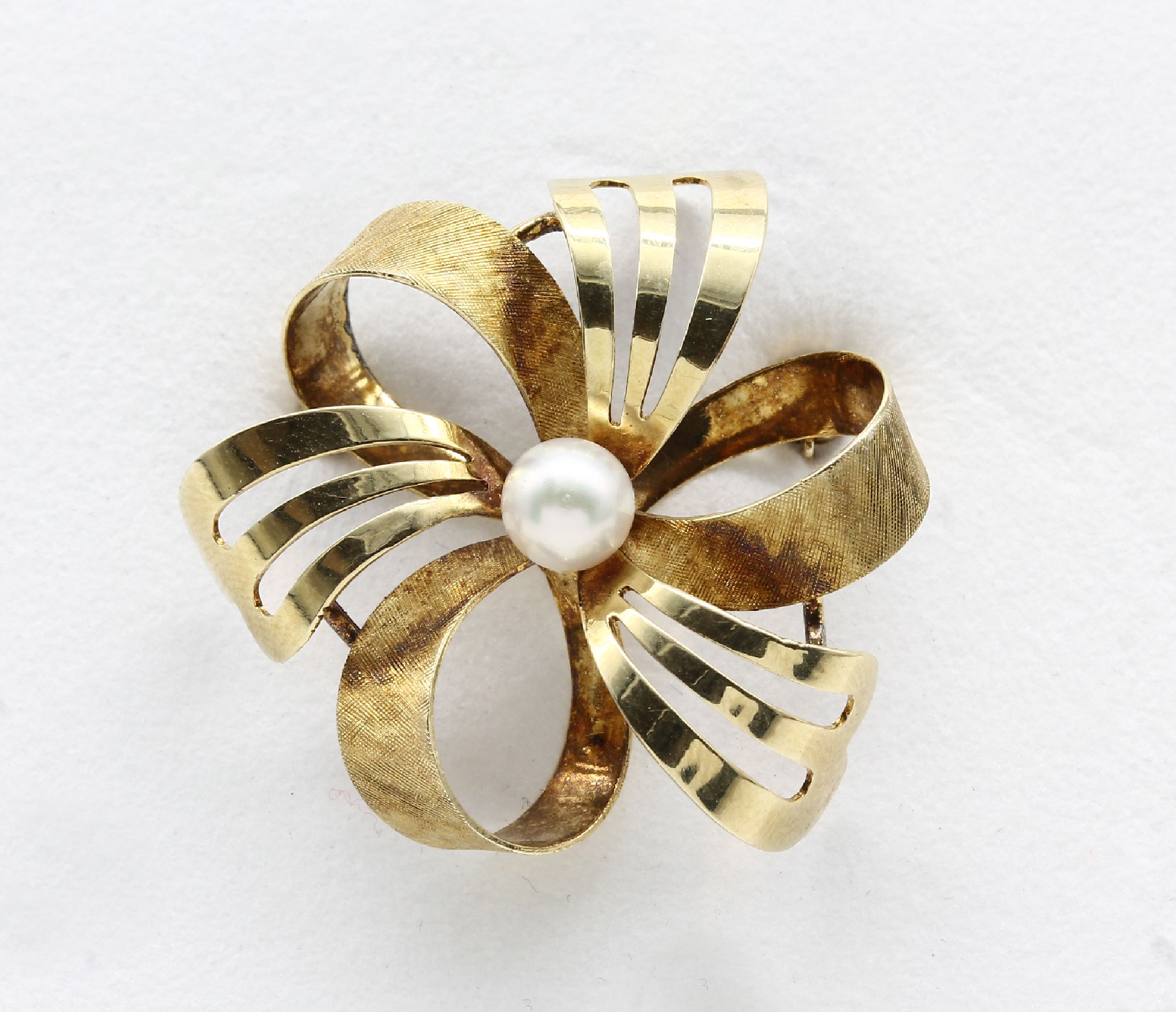 14 kt Gold Perl-Brosche, GG 585/000, 1950erJahre, part. sat., geschwungene Gestaltung, mittig Akoyazuchtperle, D. ca. 5.9 mm, ca. 3 x3 cm, ca. 5,9 g