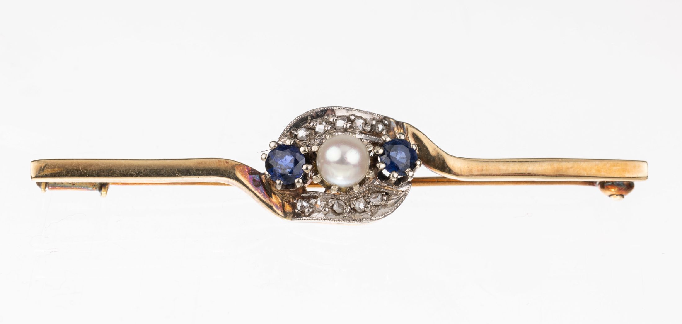 14 kt Gold Perl-Saphir-Diamant-Brosche, GG/WG 585/000, 1930/40er Jahre, mittig Akoyazuchtperle, D. ca. 4.6 mm, 2 rundfacett. Saphire zus. ca. 1.0 ...