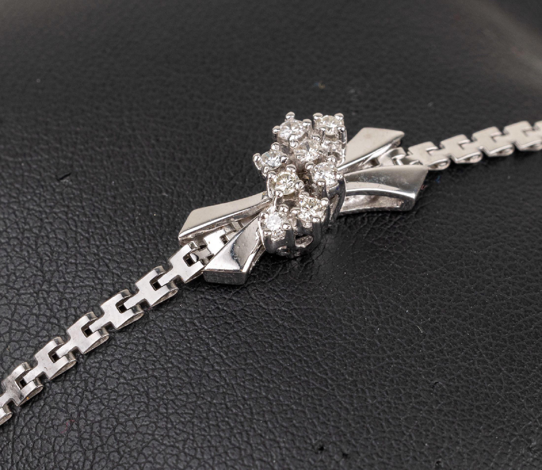 14 kt Gold Brillant-Armband, WG 585/000, Mittelteil mit 8 erhaben gefassten Brillanten zus. ca. 0.24 ct Weiß/si, L. ca. 18.5 cm, Kastenschloss mit ...