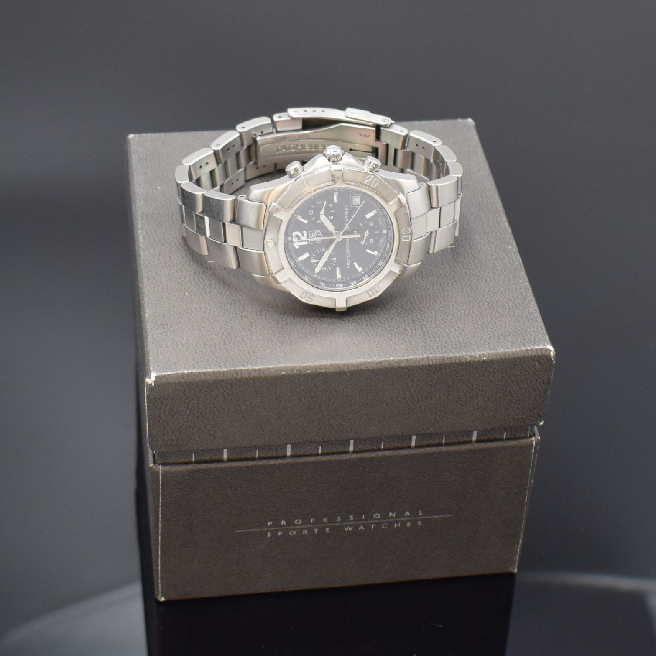 Detail e: TAG HEUER Professional 2000 Herrenchronograph in Stahl Referenz CN1110, Schweiz verk. lt. beil. Pap. 08/2000, quartz, Boden u. Krone verschr., orig. ...