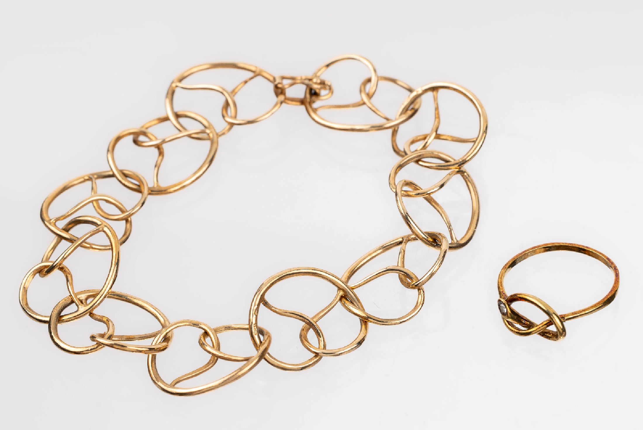 14 kt Gold Schmuckset, GG 585/000, best. aus: 1 Ring, Ringkopf stil. in sich verschlungene Schlange mit kl. 8/8-Diamant, RW53, und 1 Armband, ...