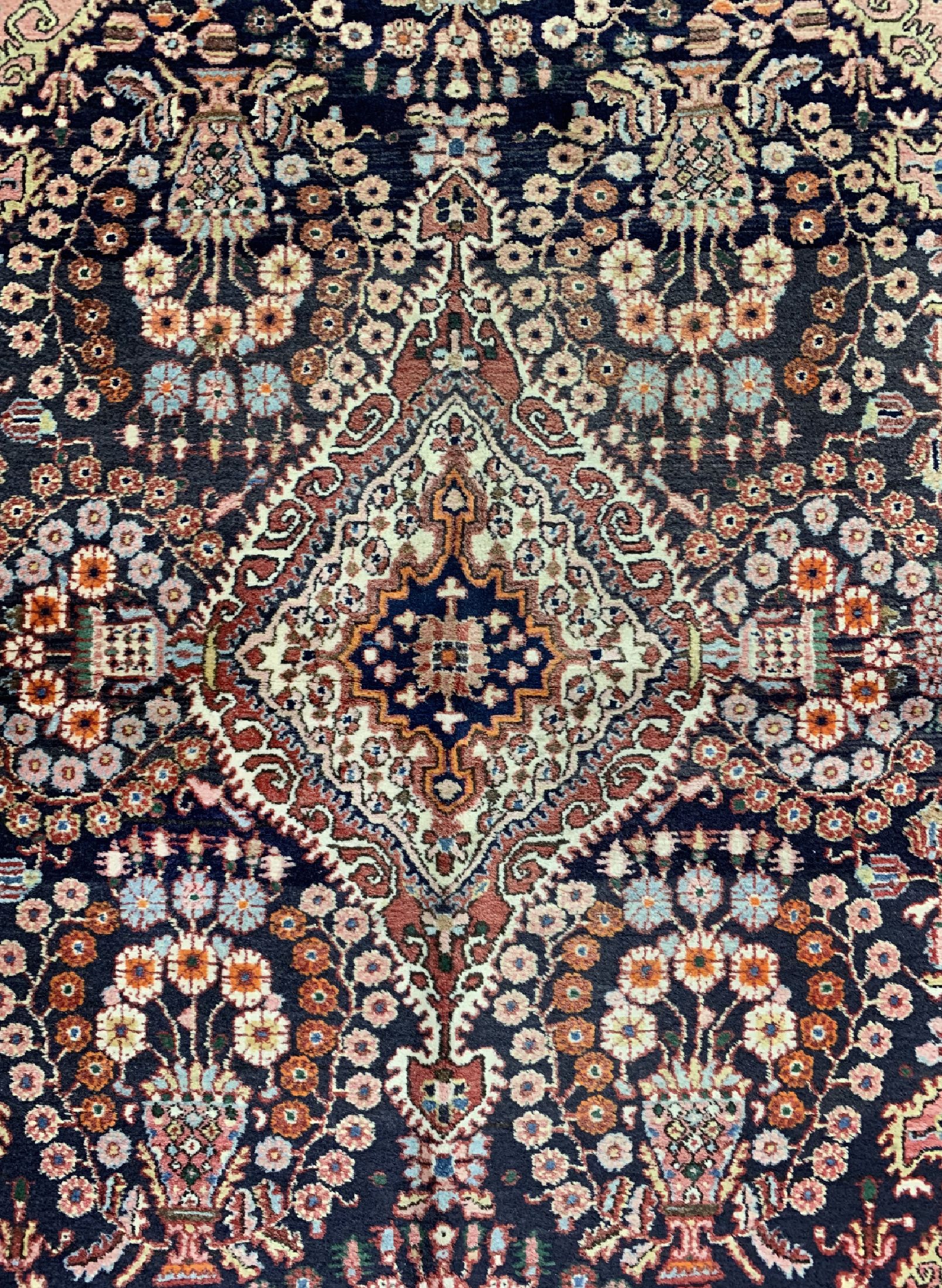 Detail b: Sarogh alt, Persien, um 1950, Wolle auf Baumwolle, ca. 205 x 130 cm, leicht verblaßt, EHZ: 2