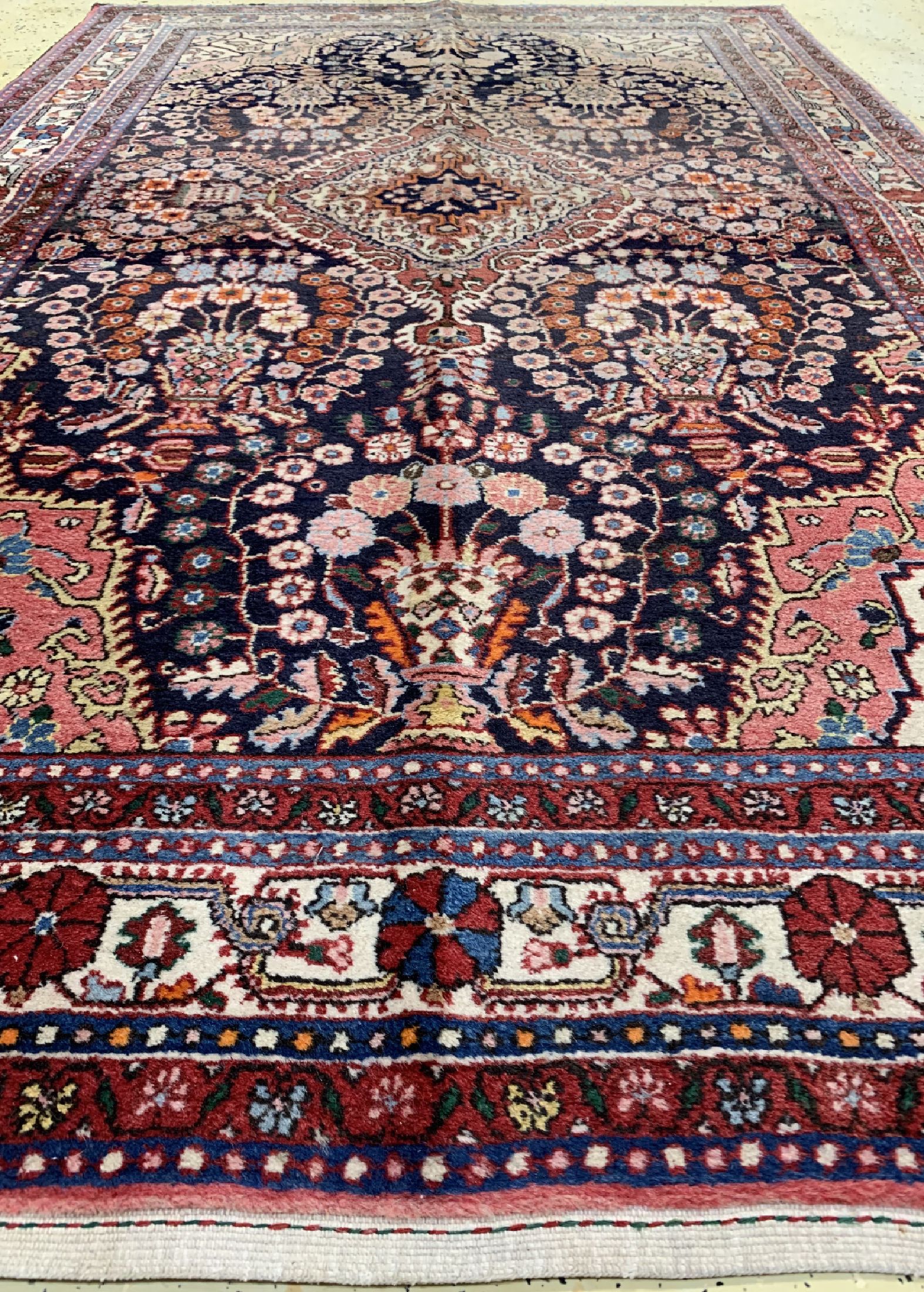 Detail c: Sarogh alt, Persien, um 1950, Wolle auf Baumwolle, ca. 205 x 130 cm, leicht verblaßt, EHZ: 2