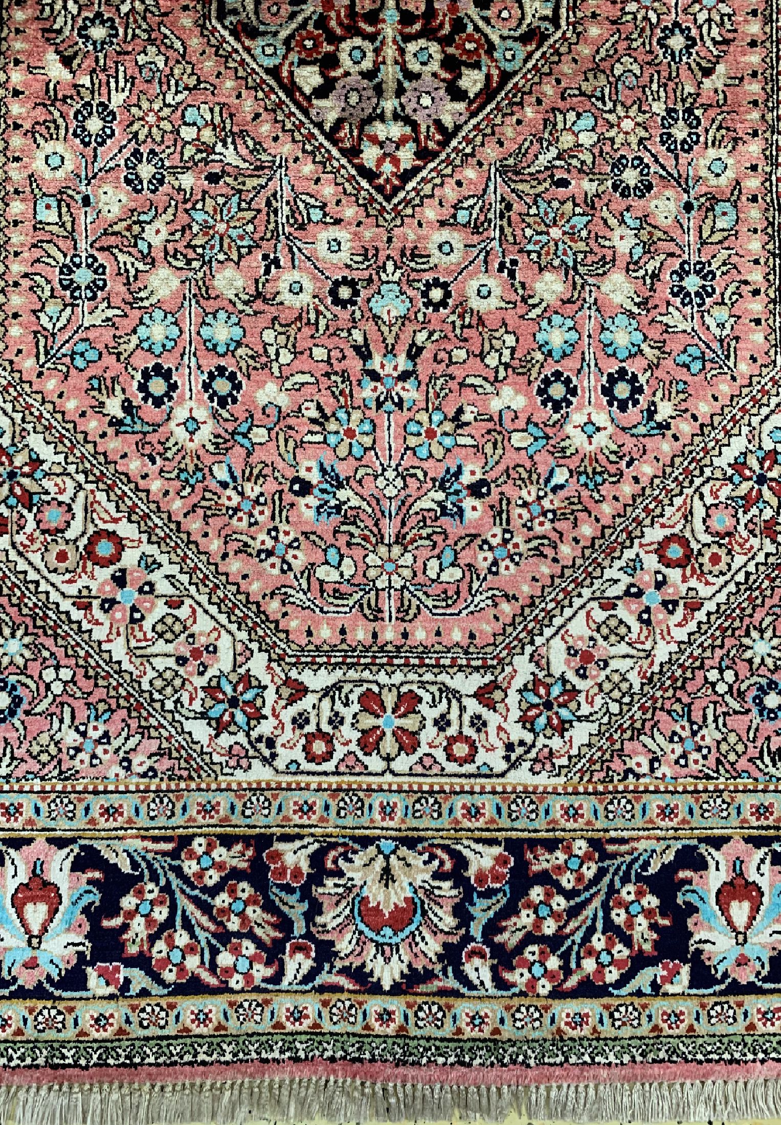 Detail b: Ghom Seide, Persien, um 1960, reine Naturseide, ca. 165 x 108 cm, EHZ: 1-2