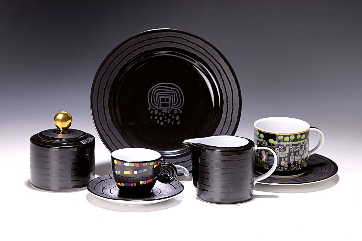 Serviceteile, Entwurf Friedensreich Hundertwasser (1928-2000), Tettau, Ars Mundi Exklusiv-Edition, 2001, Porzellan,Goldstaffage, 2 Kaffeetassen mit ...
