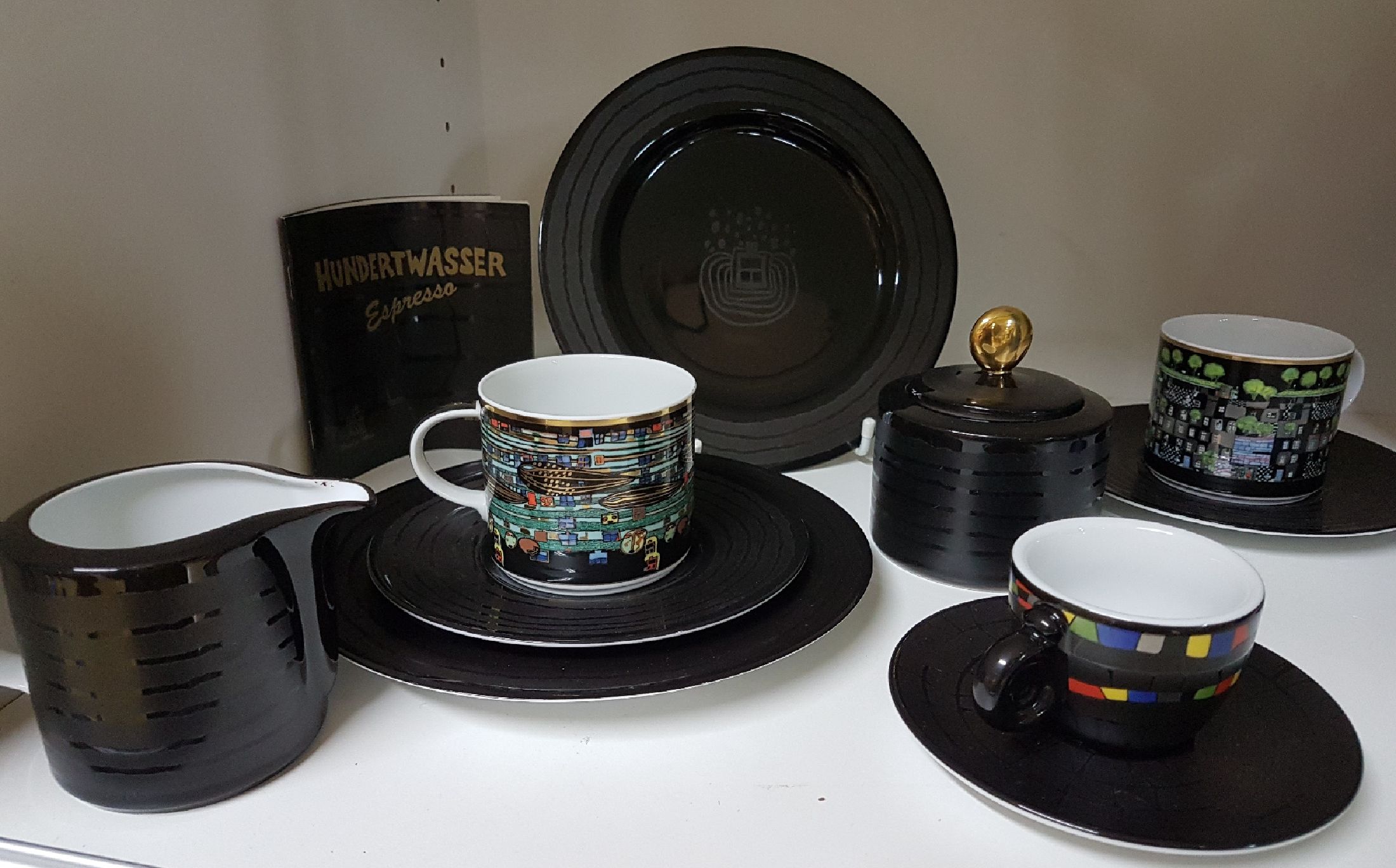 Detail a: Serviceteile, Entwurf Friedensreich Hundertwasser (1928-2000), Tettau, Ars Mundi Exklusiv-Edition, 2001, Porzellan,Goldstaffage, 2 Kaffeetassen mit ...