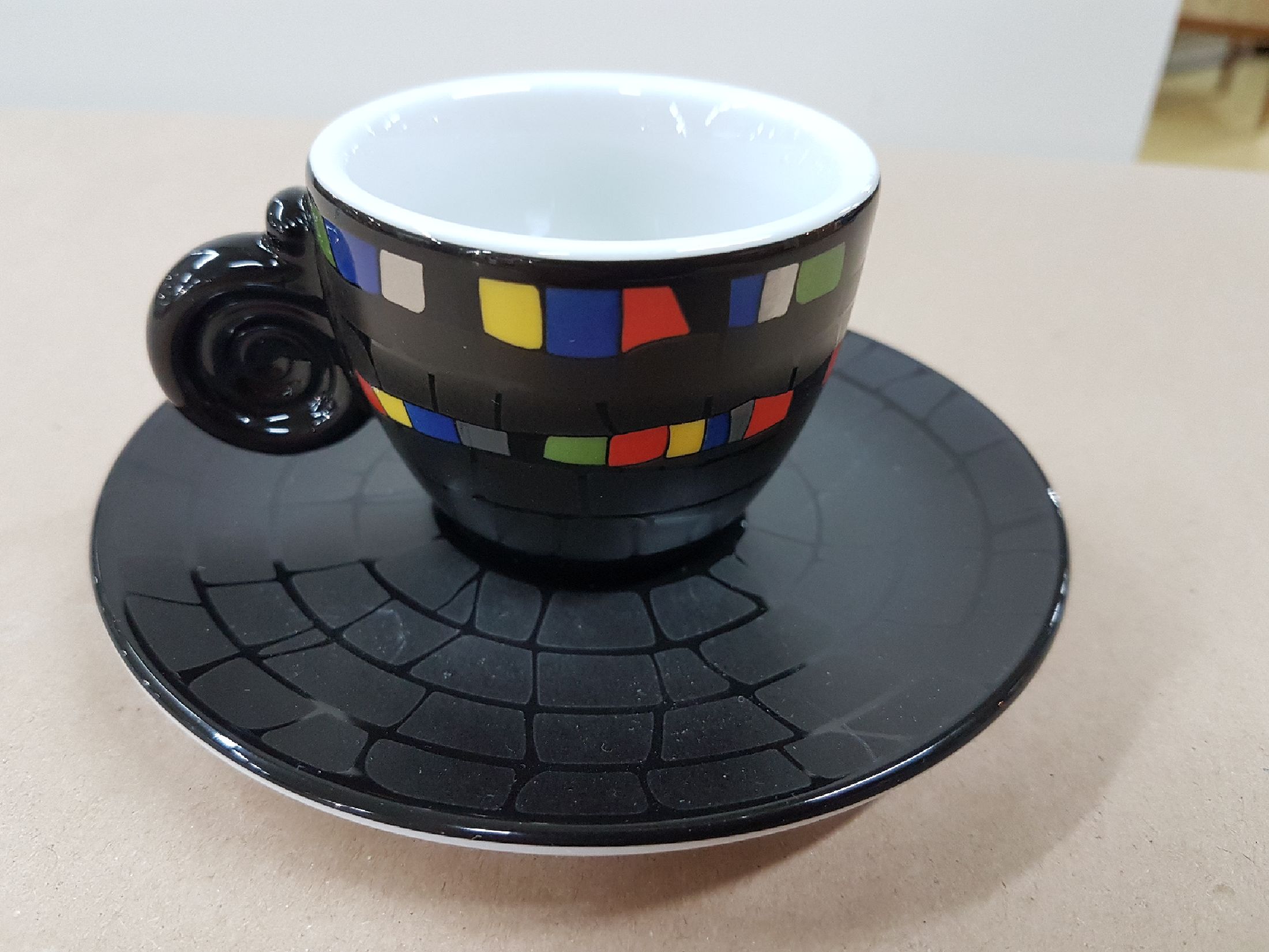 Detail b: Serviceteile, Entwurf Friedensreich Hundertwasser (1928-2000), Tettau, Ars Mundi Exklusiv-Edition, 2001, Porzellan,Goldstaffage, 2 Kaffeetassen mit ...