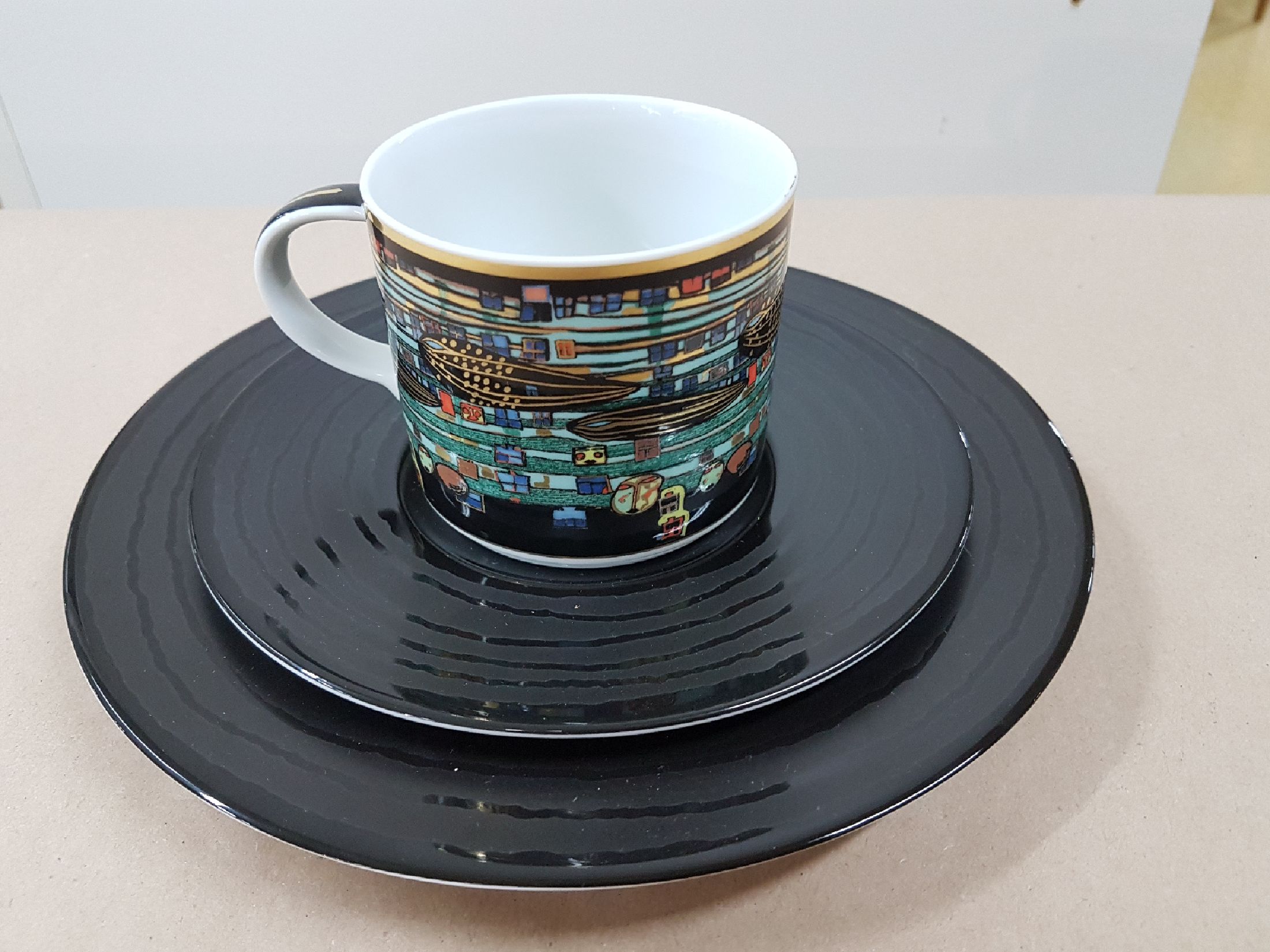 Detail d: Serviceteile, Entwurf Friedensreich Hundertwasser (1928-2000), Tettau, Ars Mundi Exklusiv-Edition, 2001, Porzellan,Goldstaffage, 2 Kaffeetassen mit ...