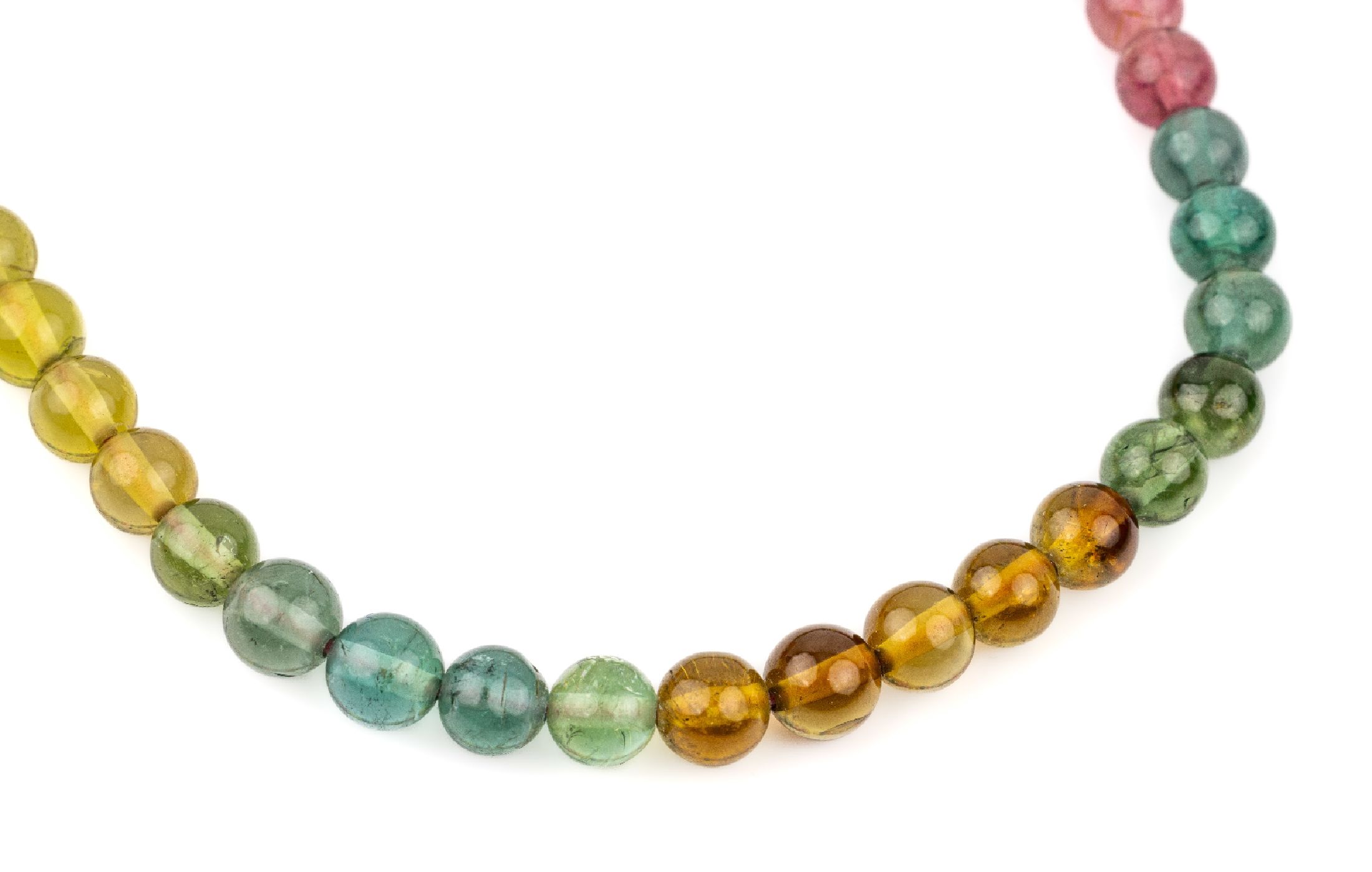 Turmalin-Collier, im leichten Verlauf Turmalin-Kugeln in versch. Farben, D. ca. 5.6 - 6.1 mm, L. ca. 74 cm, Kugelschließe Metall verg.