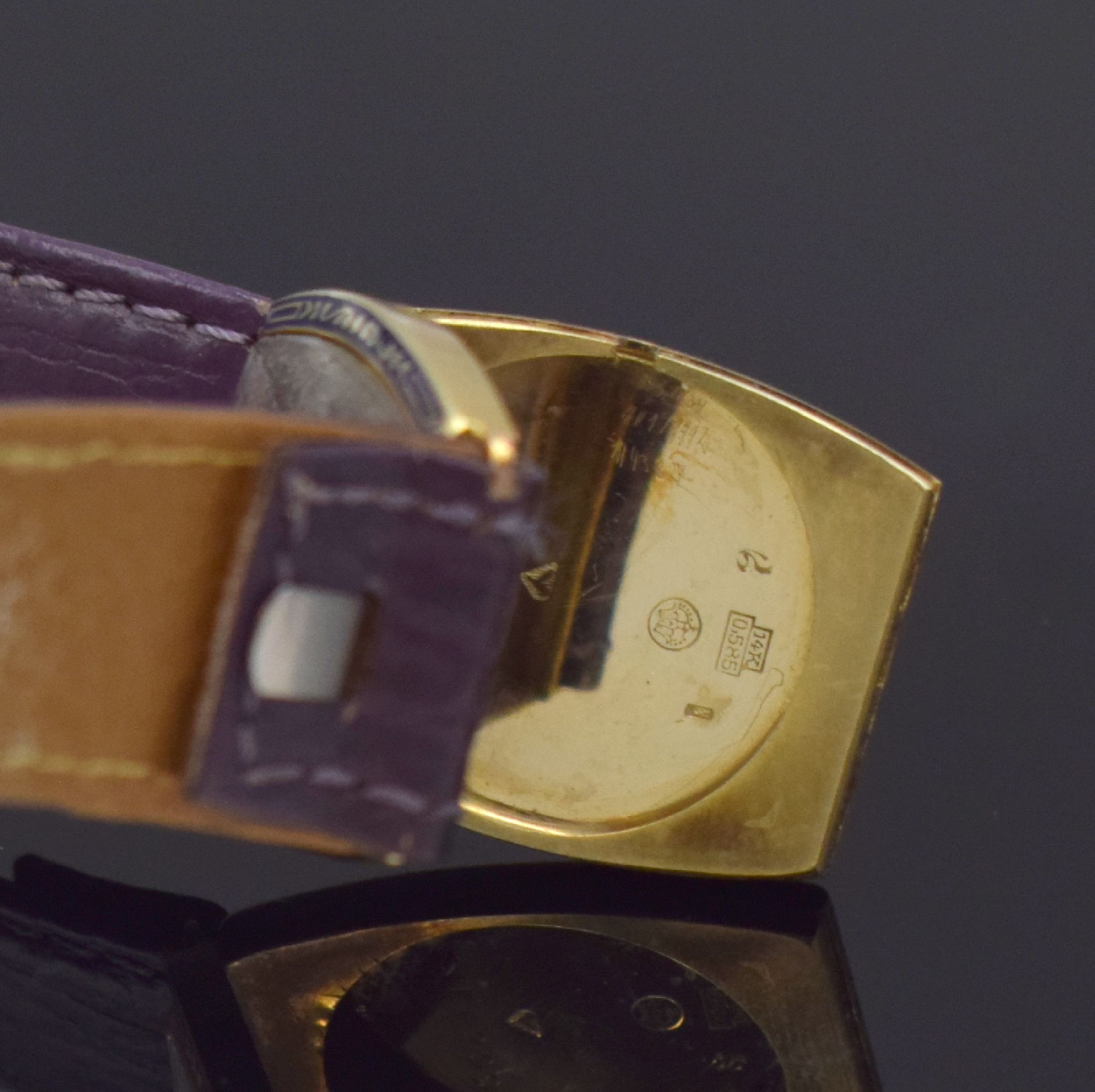 Detail d: HUBER Armbanduhr in GG 585/000, Schweiz um 1925, Handaufzug, emaill. Scharniergeh., silb. Zifferbl. m. arab. Zahlen, gold. Zeiger, kl. Sek. b. 6, ...