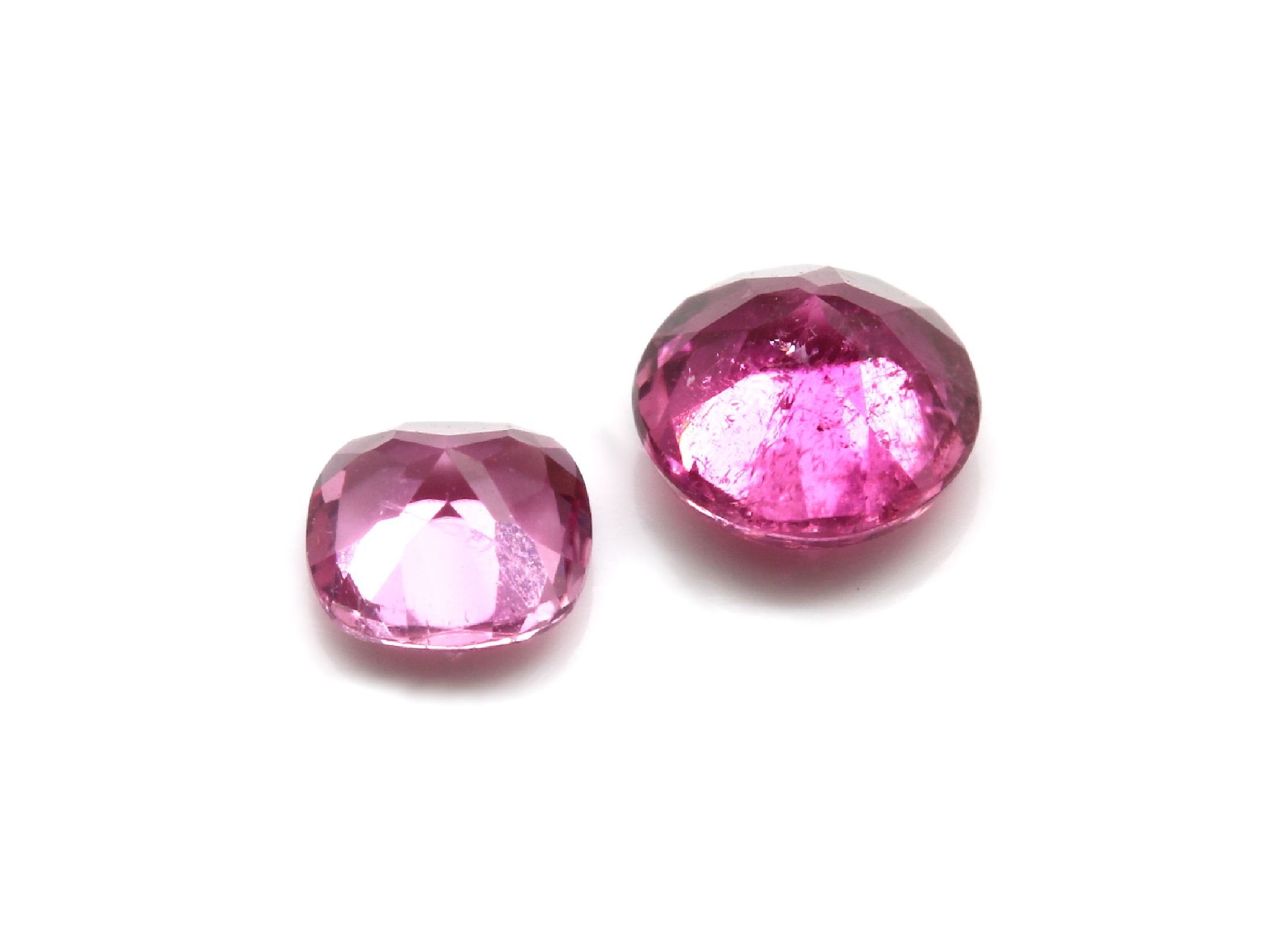 Detail a: Lot lose Turmaline, zus. ca. 22.37 ct, rund- und ovalfacett., in versch. Größen, überwiegend Rubelite