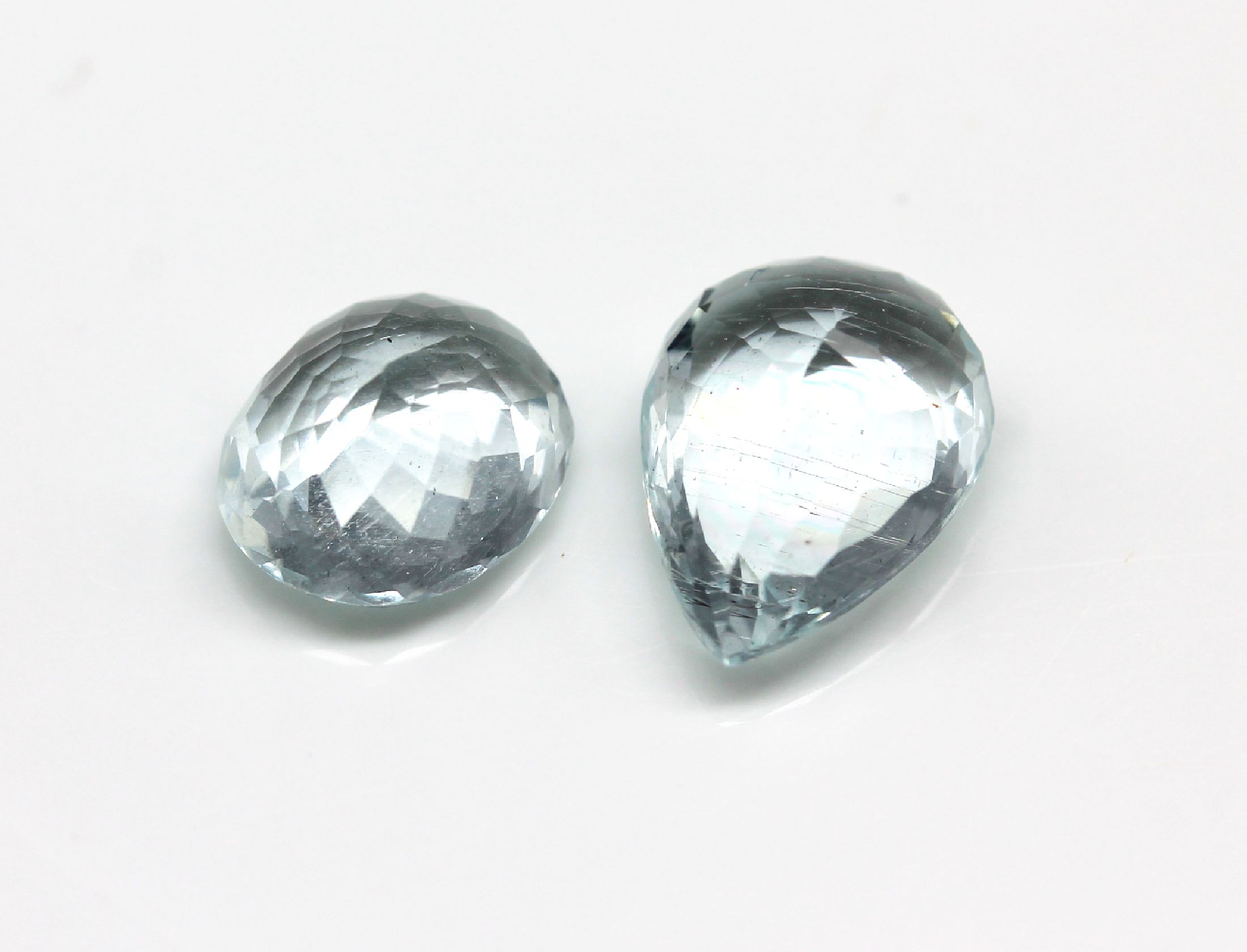 Detail a: Lot 6 lose Aquamarine, ca. 24.3 ct, facett.Tropfen und ovalfacett.
