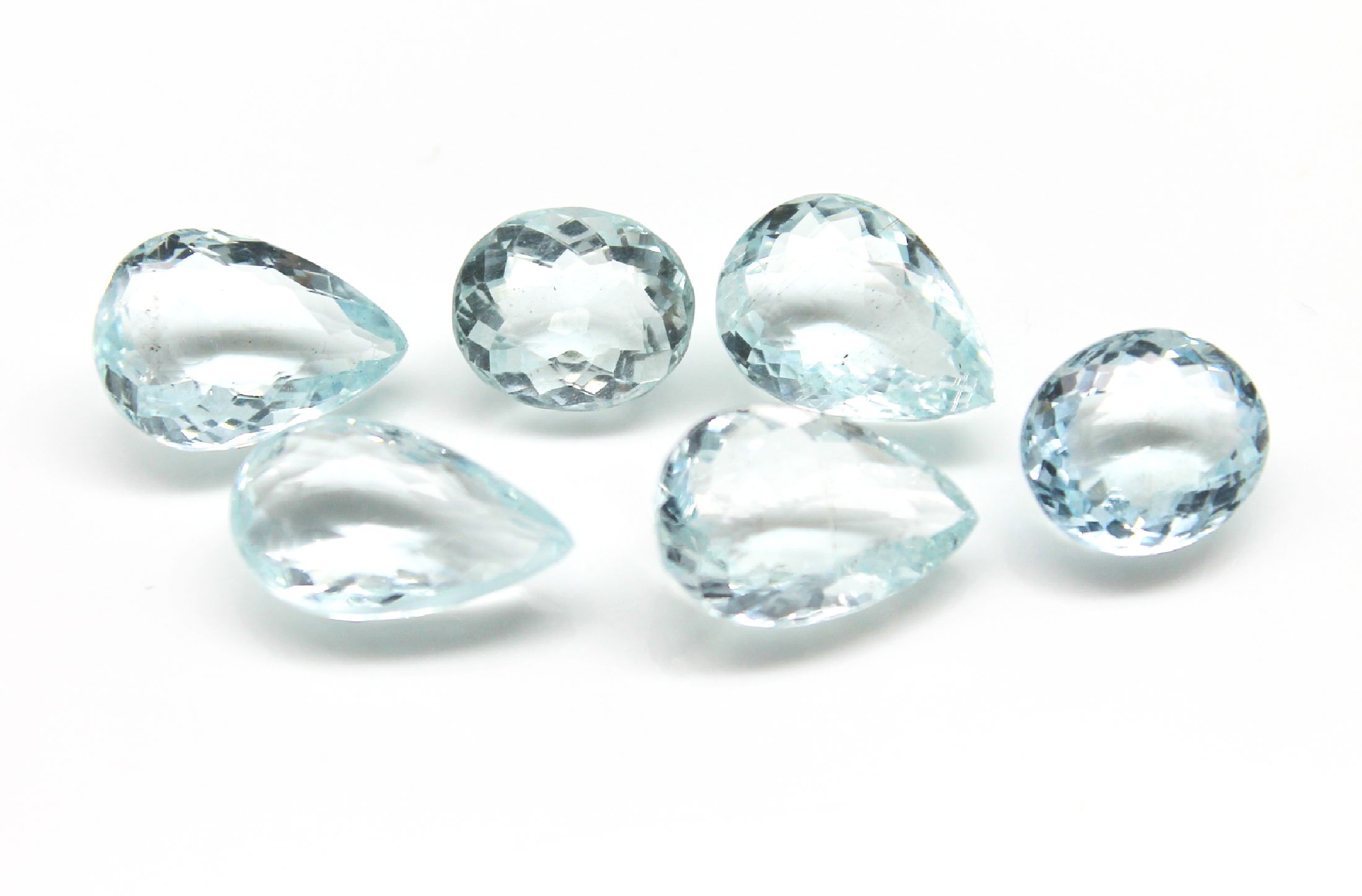 Detail b: Lot 6 lose Aquamarine, ca. 24.3 ct, facett.Tropfen und ovalfacett.