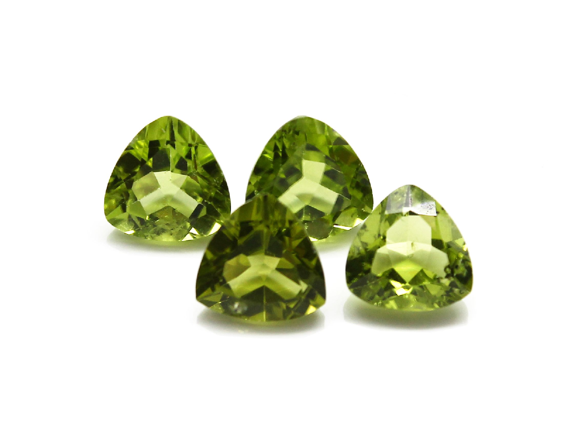 Lot 4 lose Peridots, ca. 10.78 ct, facett. Triangeln