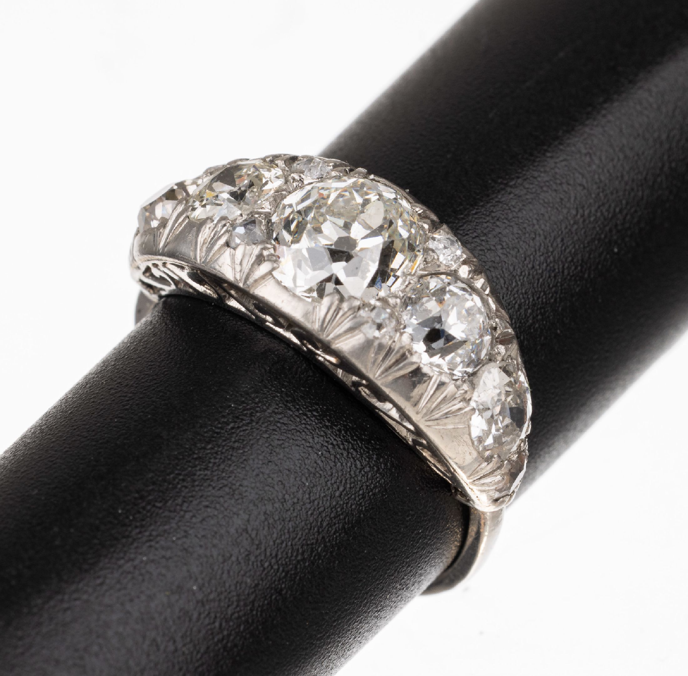 Platin Diamant-Ring, um 1880/90, Platin gepr., 1 Altschliffdiamant ca. 1.25 ct get.Weiß/si, 10 Altschliffdiamanten zus. ca. 1.60 ...