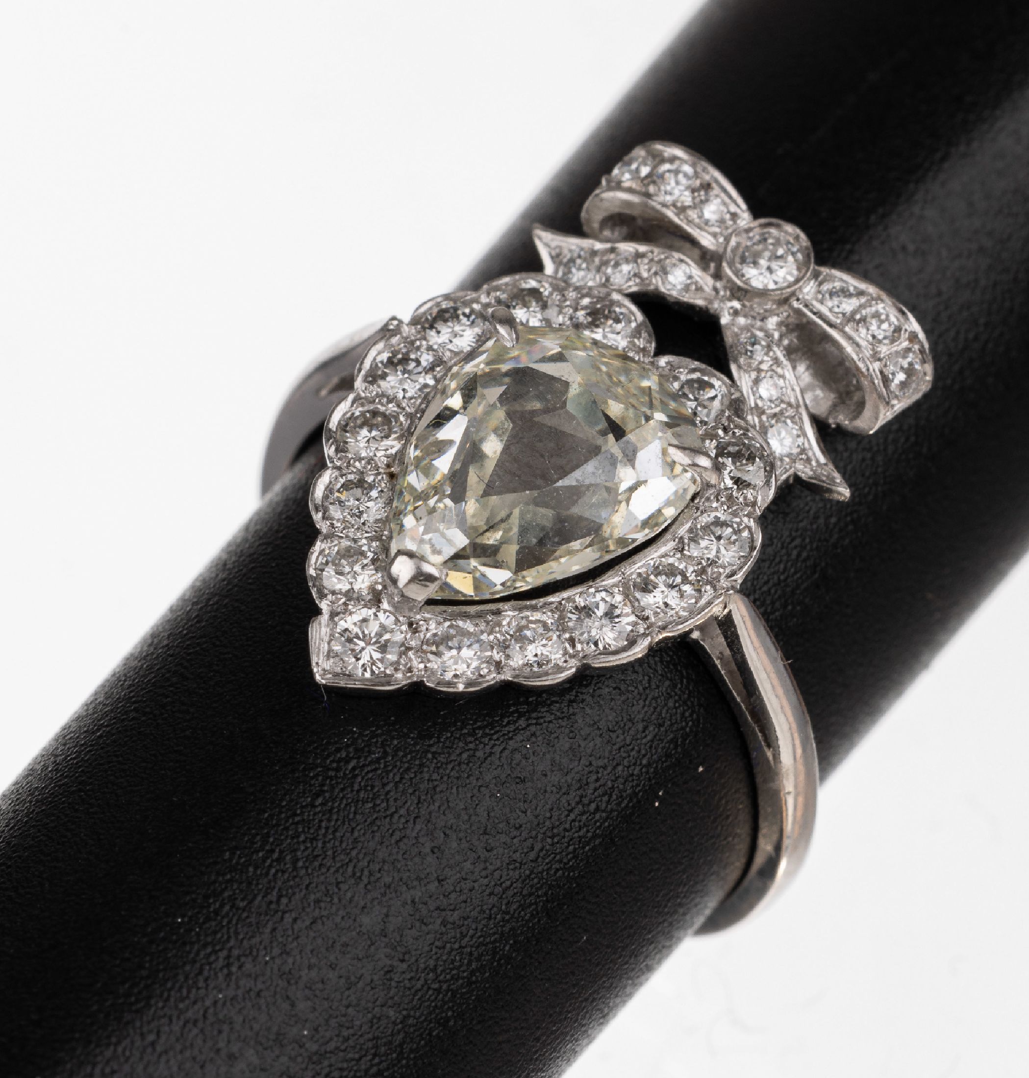 18 kt Gold Diamant-Ring, WG 750/000, gepr., nach klassizistischem Vorbild, 1 Diamant-Tropfen ca. 1.50 ct get.Weiß/si, 28 Brillanten zus. ca. 0.80 ...