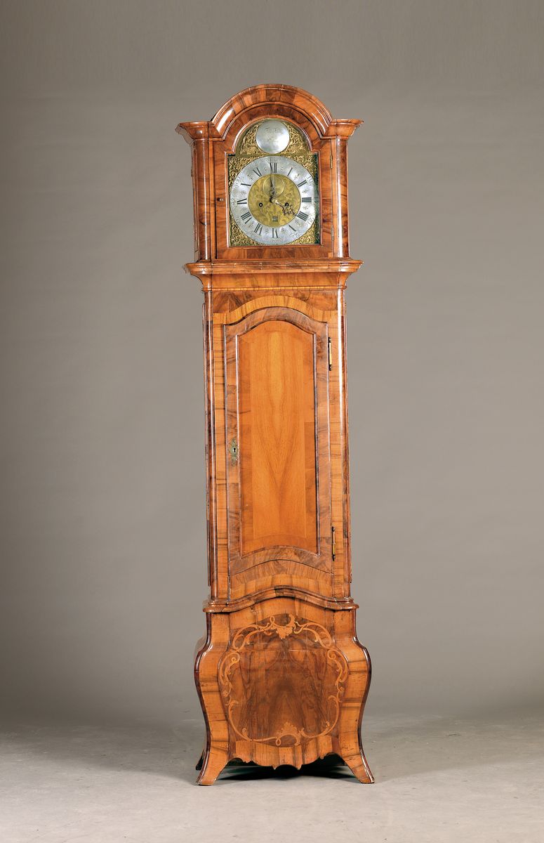 Herrschaftliche Barock Standuhr, 18.Jh., Nußbaumfurnier, gebauchtes Unterteil mit Bänderdekor in Marketerie, Mittelteil dreiseitig ...