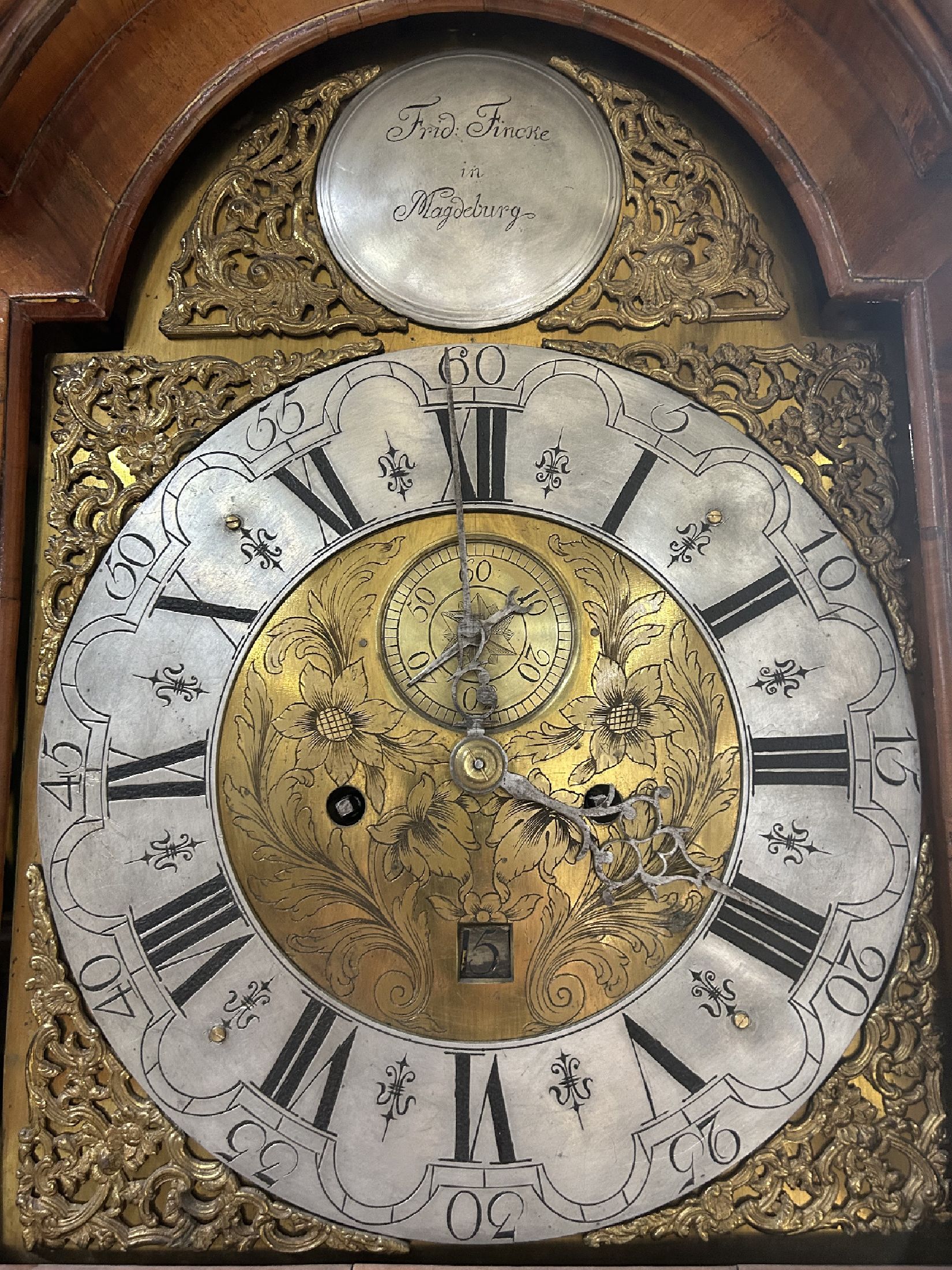 Detail a: Herrschaftliche Barock Standuhr, 18.Jh., Nußbaumfurnier, gebauchtes Unterteil mit Bänderdekor in Marketerie, Mittelteil dreiseitig ...