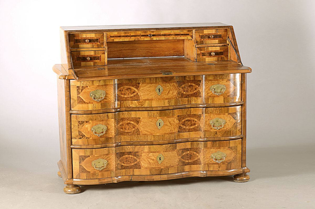 Barock-Schreibsekretär, süddeutsch, Korpus wohl 18.Jh., Nußbaumfurnier mit Maketterie erneuert, Kommode mit 3 Schubladen, hinter Schreibklappe ...