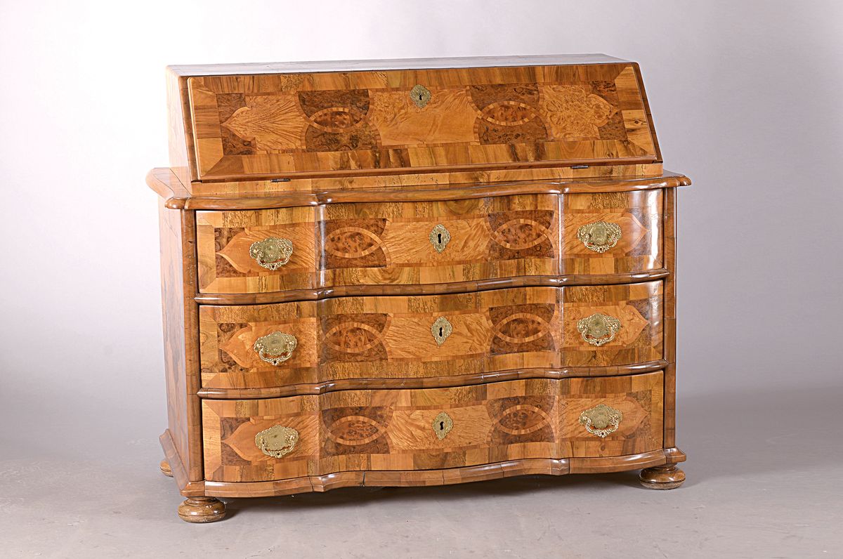 Detail a: Barock-Schreibsekretär, süddeutsch, Korpus wohl 18.Jh., Nußbaumfurnier mit Maketterie erneuert, Kommode mit 3 Schubladen, hinter Schreibklappe ...