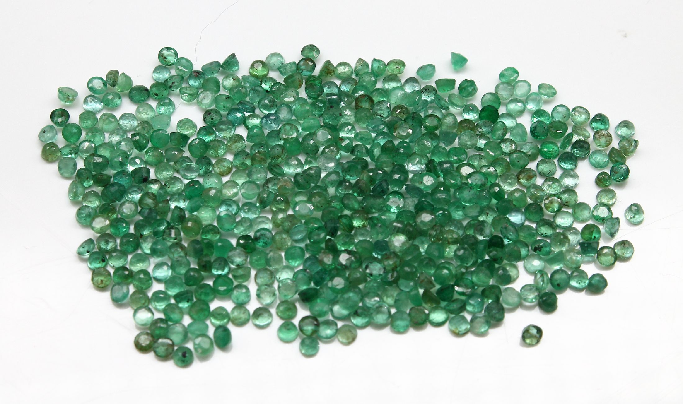 Lot lose Smaragde, zus. ca. 20.65 ct, rundfacett. in versch. Größen