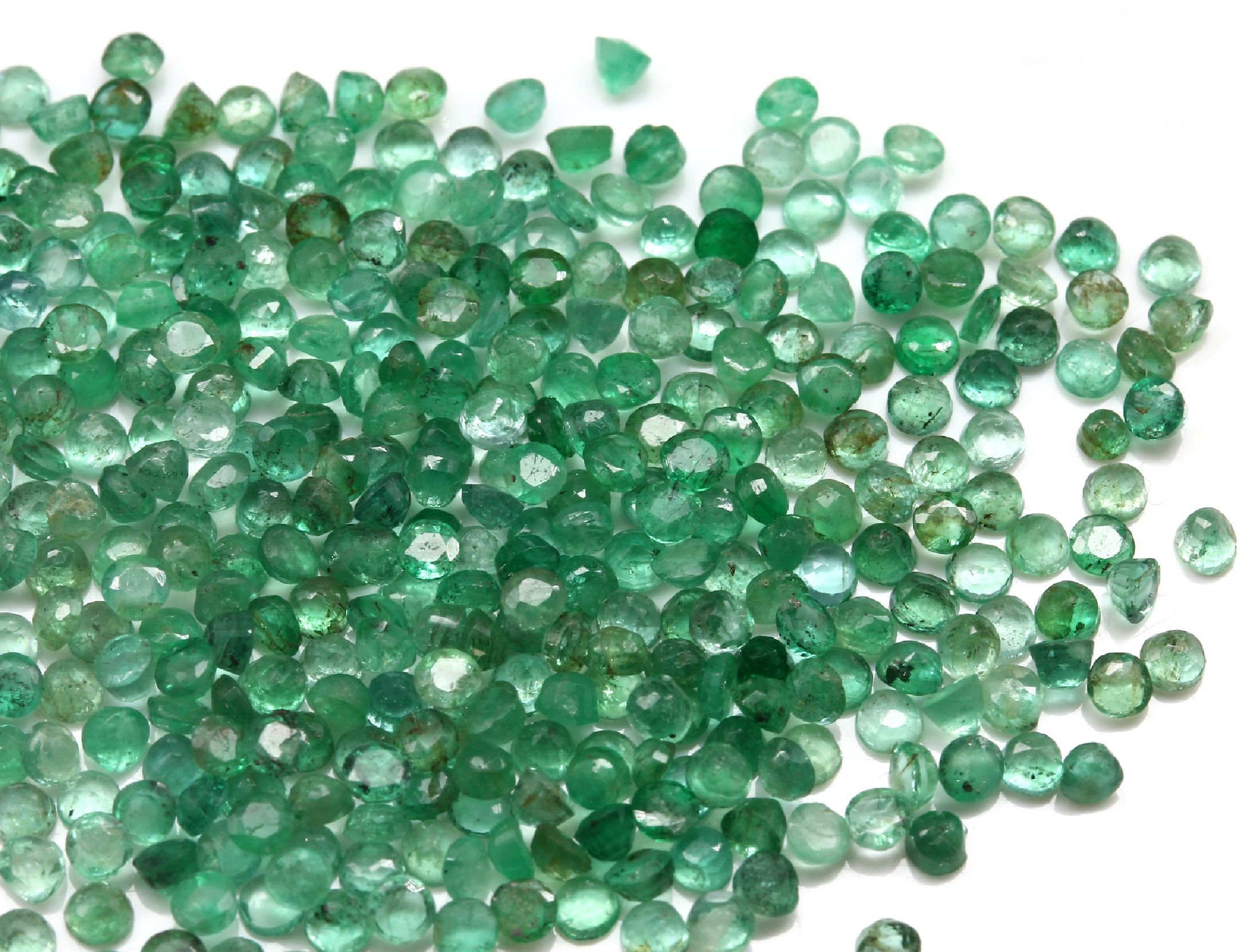 Detail a: Lot lose Smaragde, zus. ca. 20.65 ct, rundfacett. in versch. Größen