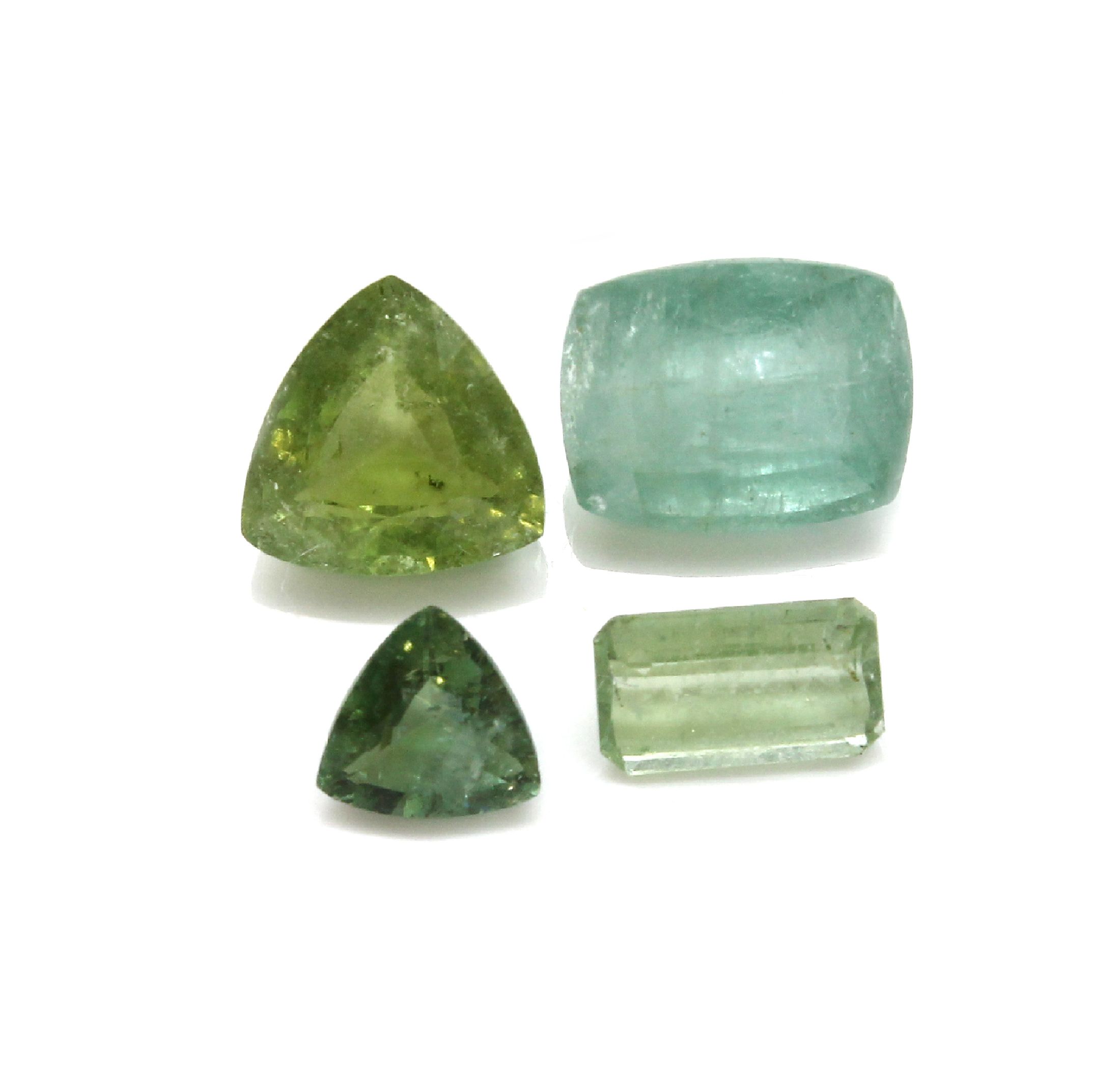 Konvolut 4 Turmaline: 1 x ca. 6.72 ct, rechteckiger Kissenschliff, ca. 12.26 x 9.62 x 6.98 mm, bluish green; 1 x ca. 4.01 ct, facett. Triangel, ca. ...