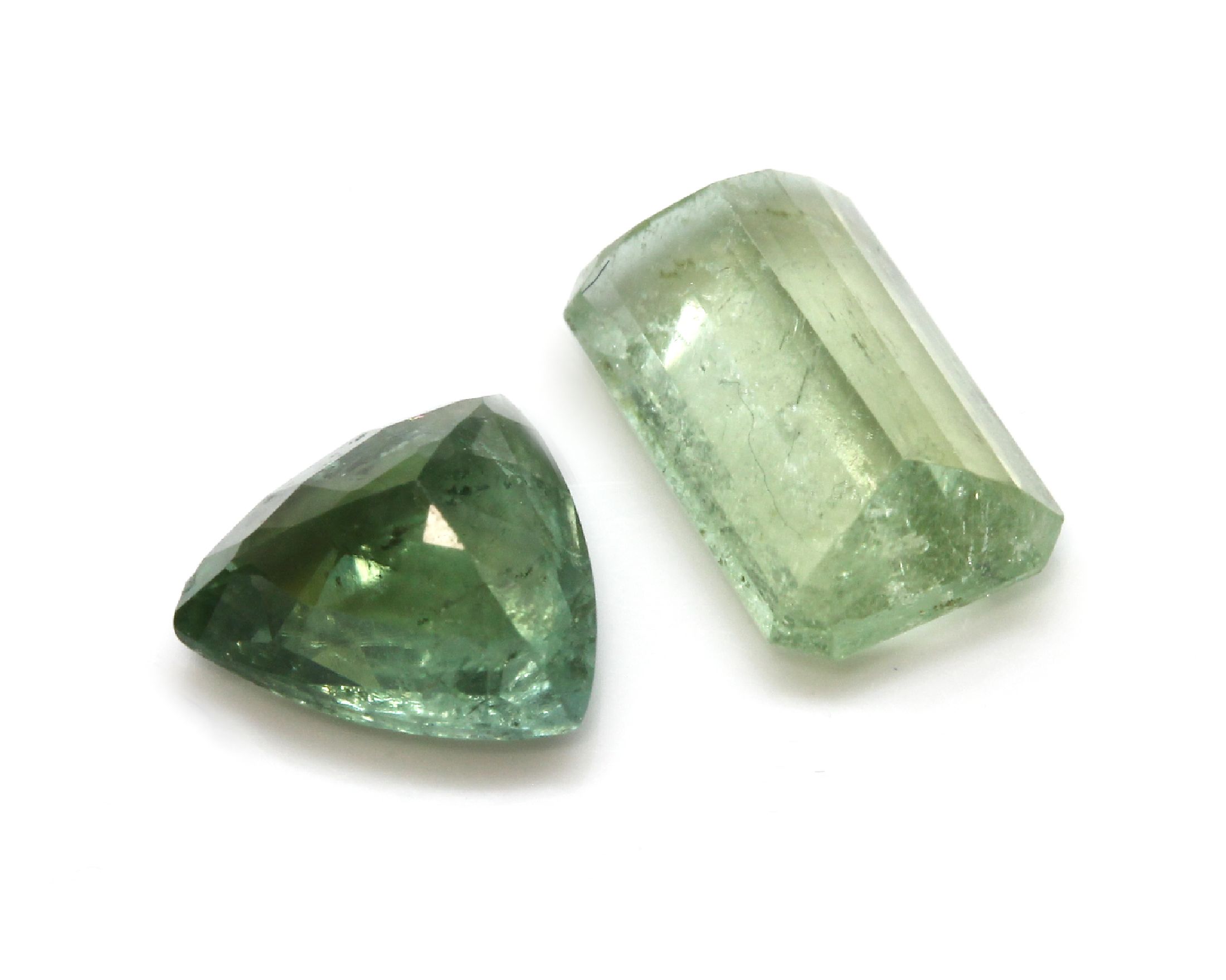 Detail b: Konvolut 4 Turmaline: 1 x ca. 6.72 ct, rechteckiger Kissenschliff, ca. 12.26 x 9.62 x 6.98 mm, bluish green; 1 x ca. 4.01 ct, facett. Triangel, ca. ...