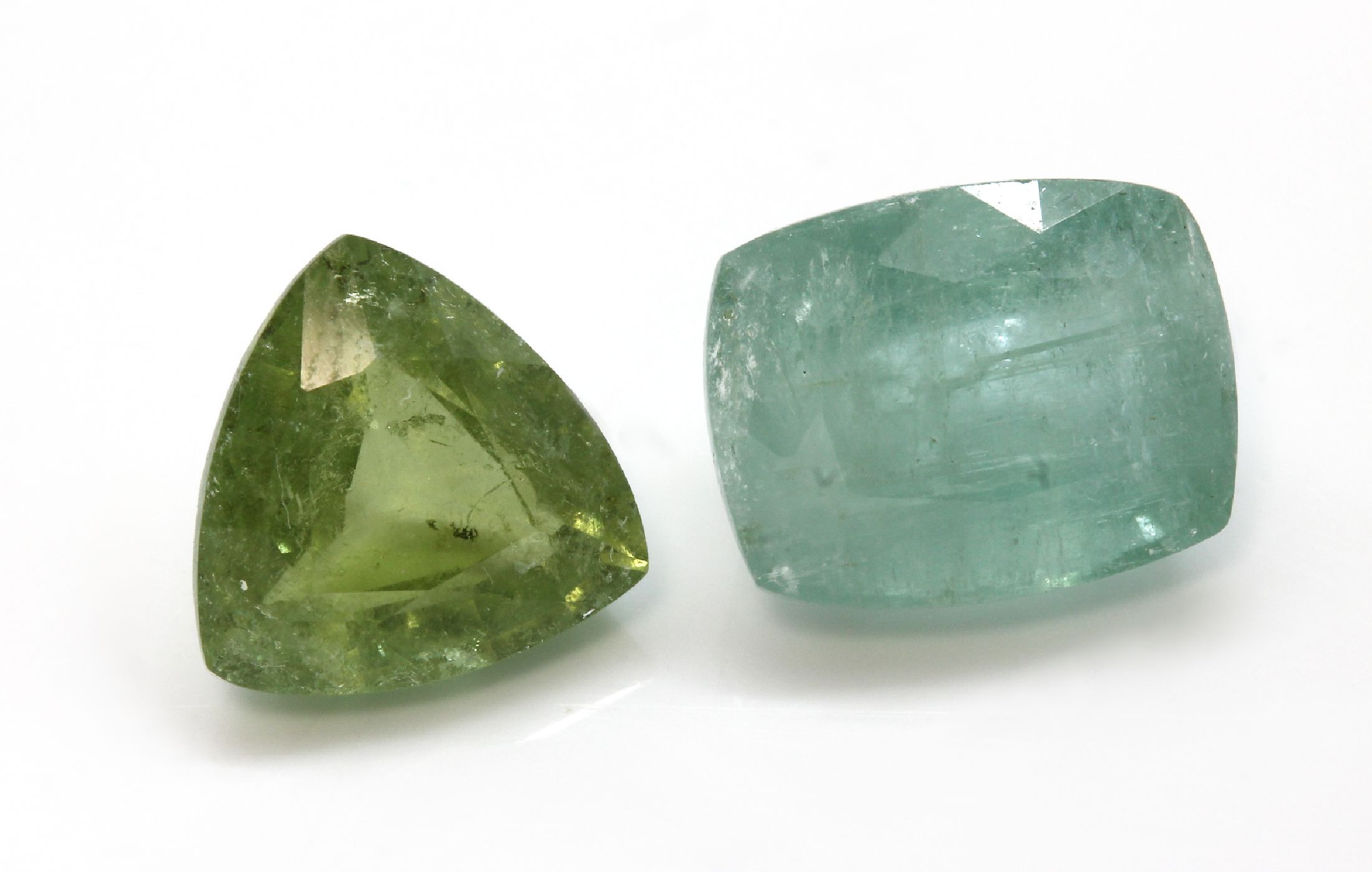 Detail c: Konvolut 4 Turmaline: 1 x ca. 6.72 ct, rechteckiger Kissenschliff, ca. 12.26 x 9.62 x 6.98 mm, bluish green; 1 x ca. 4.01 ct, facett. Triangel, ca. ...