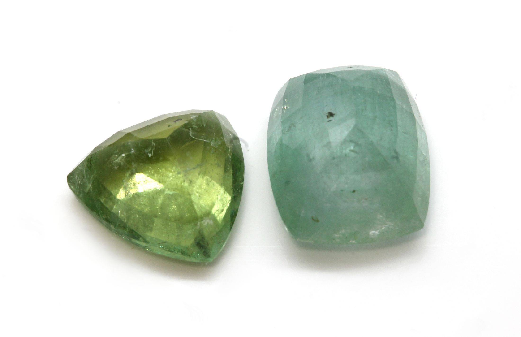 Detail d: Konvolut 4 Turmaline: 1 x ca. 6.72 ct, rechteckiger Kissenschliff, ca. 12.26 x 9.62 x 6.98 mm, bluish green; 1 x ca. 4.01 ct, facett. Triangel, ca. ...