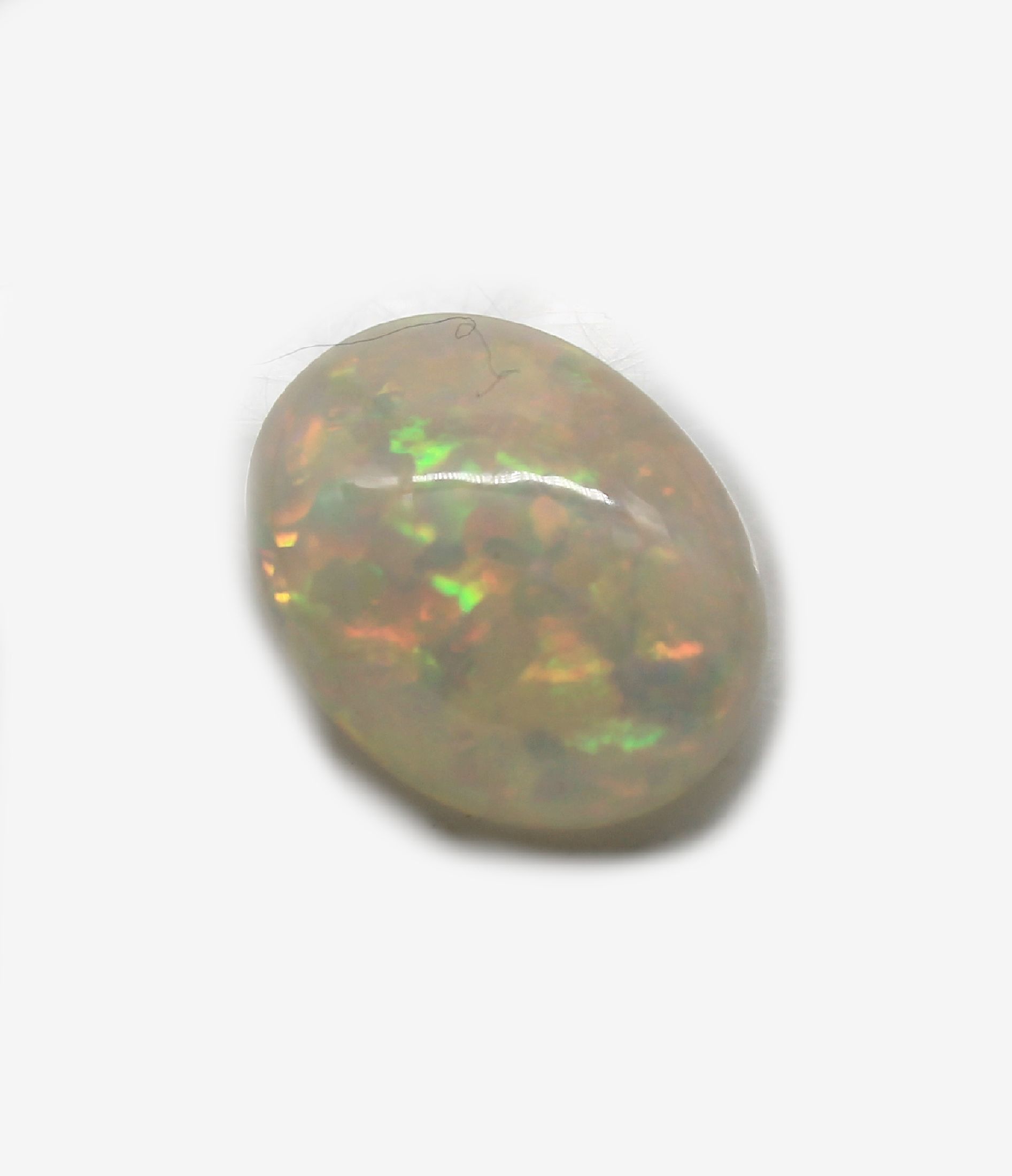 Loser Opal, ca. 10.48 ct, ovaler Cabochon, schönes Farbspiel in Rot und Grün, mit PGTL- Expertise