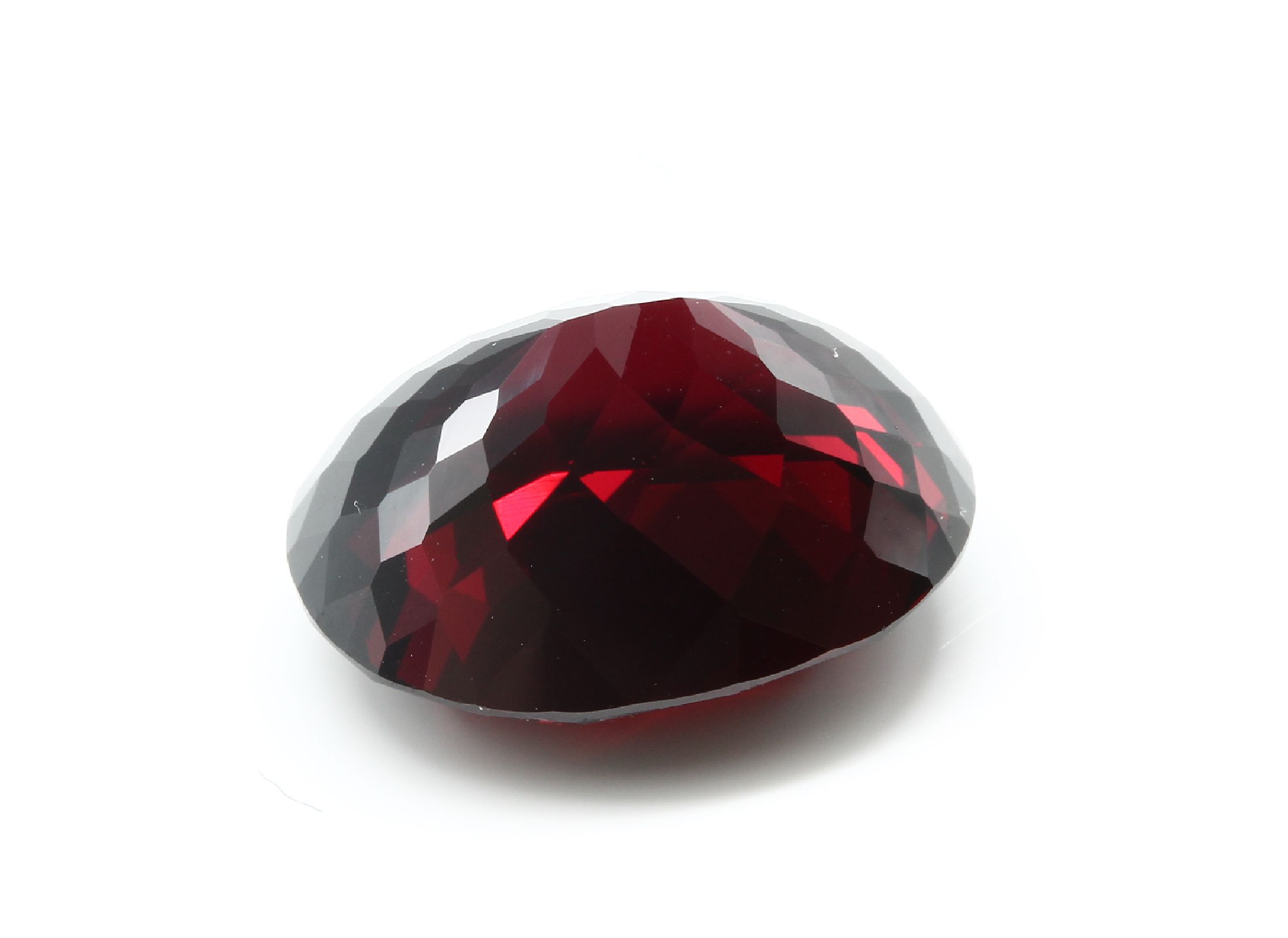 Detail a: Loser Granat, ca. 18.97 ct, ovalfacett., ca. 17.25 x 13.68 x 9.41 mm, mit GCI Lab -Expertise
