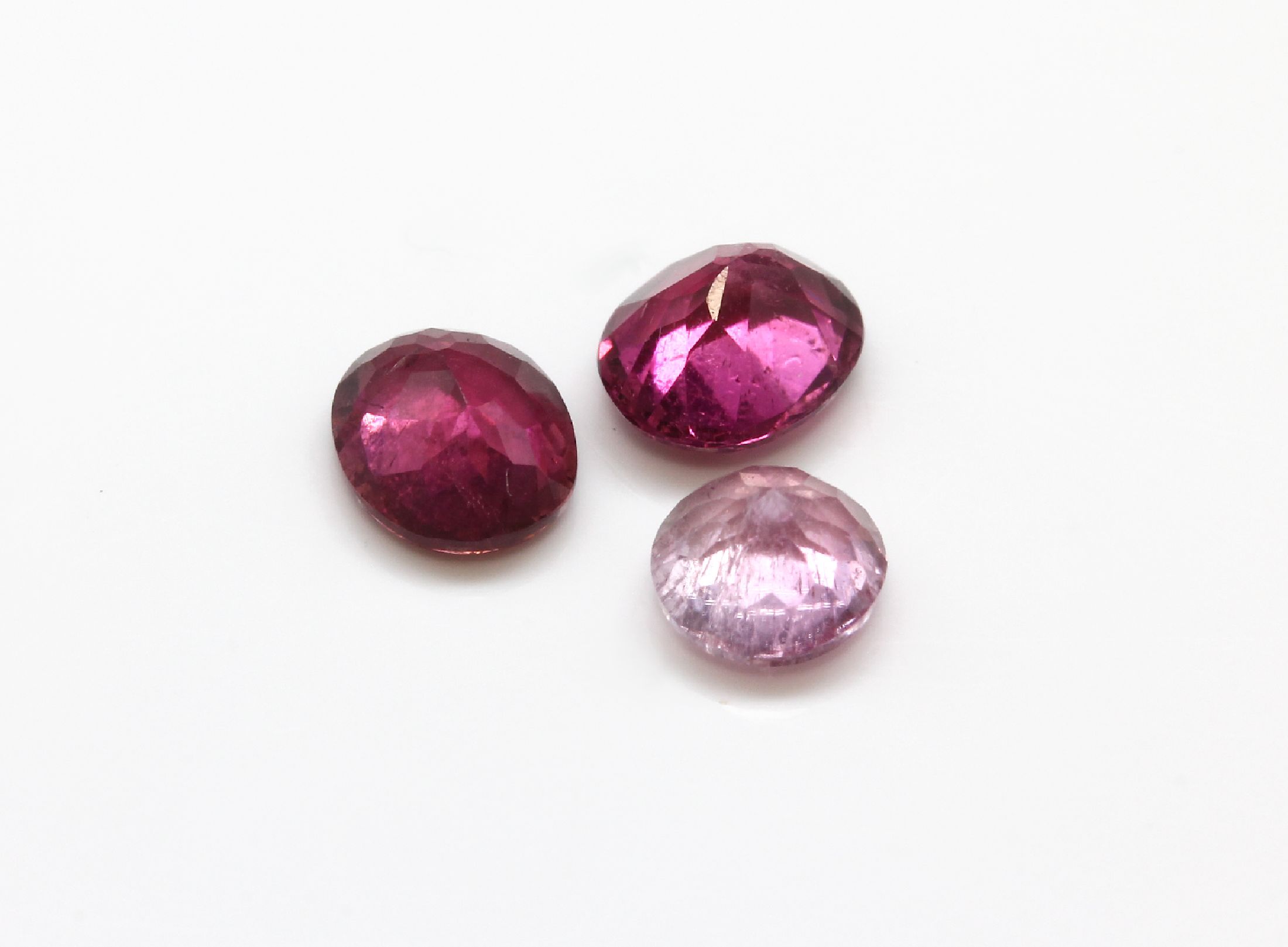 Detail a: Lot lose Turmaline, ca. 30.1 ct, rundfacett. in versch. Größen und Farben, überwiegend Rubellite