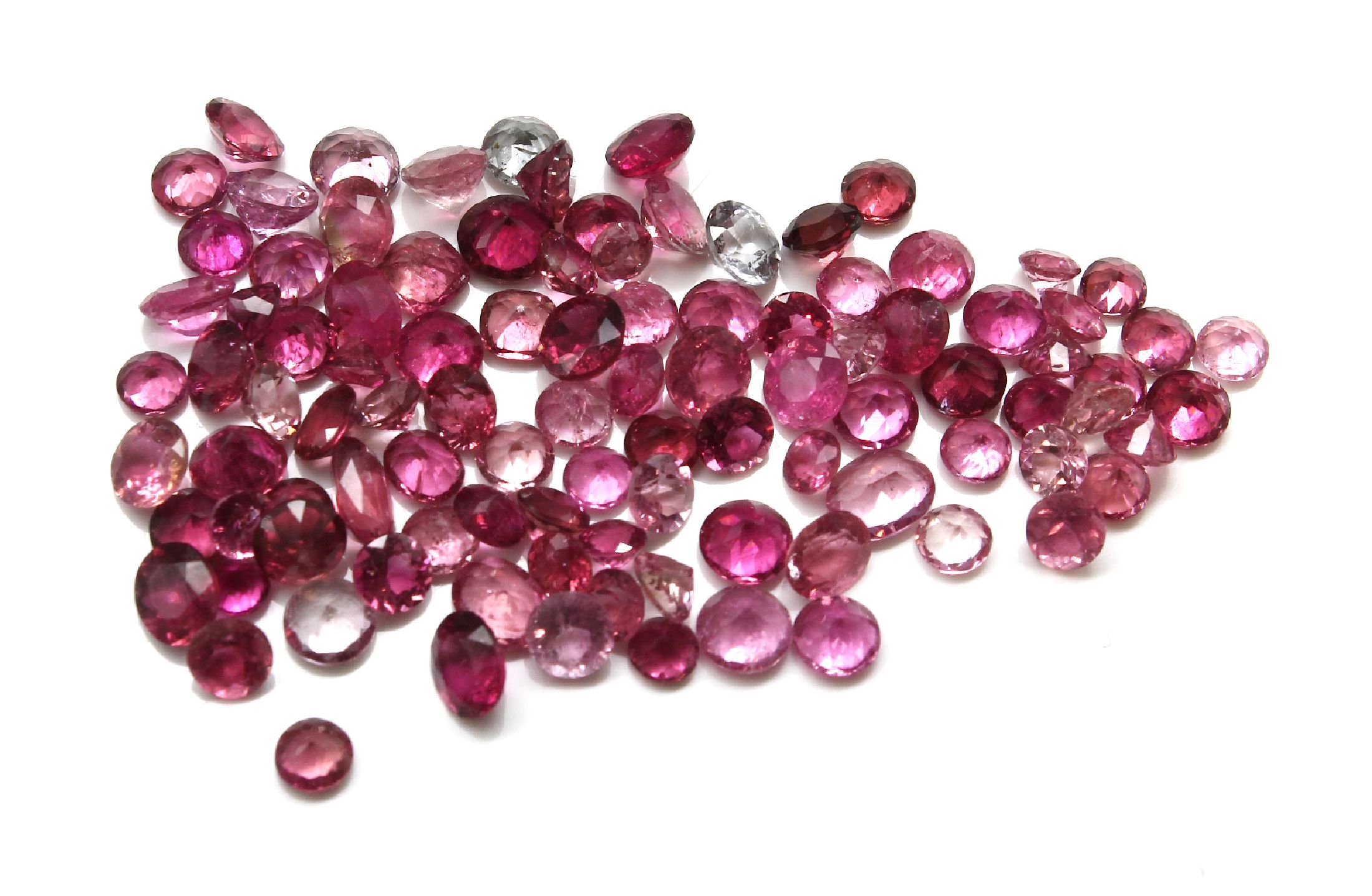 Detail b: Lot lose Turmaline, ca. 30.1 ct, rundfacett. in versch. Größen und Farben, überwiegend Rubellite