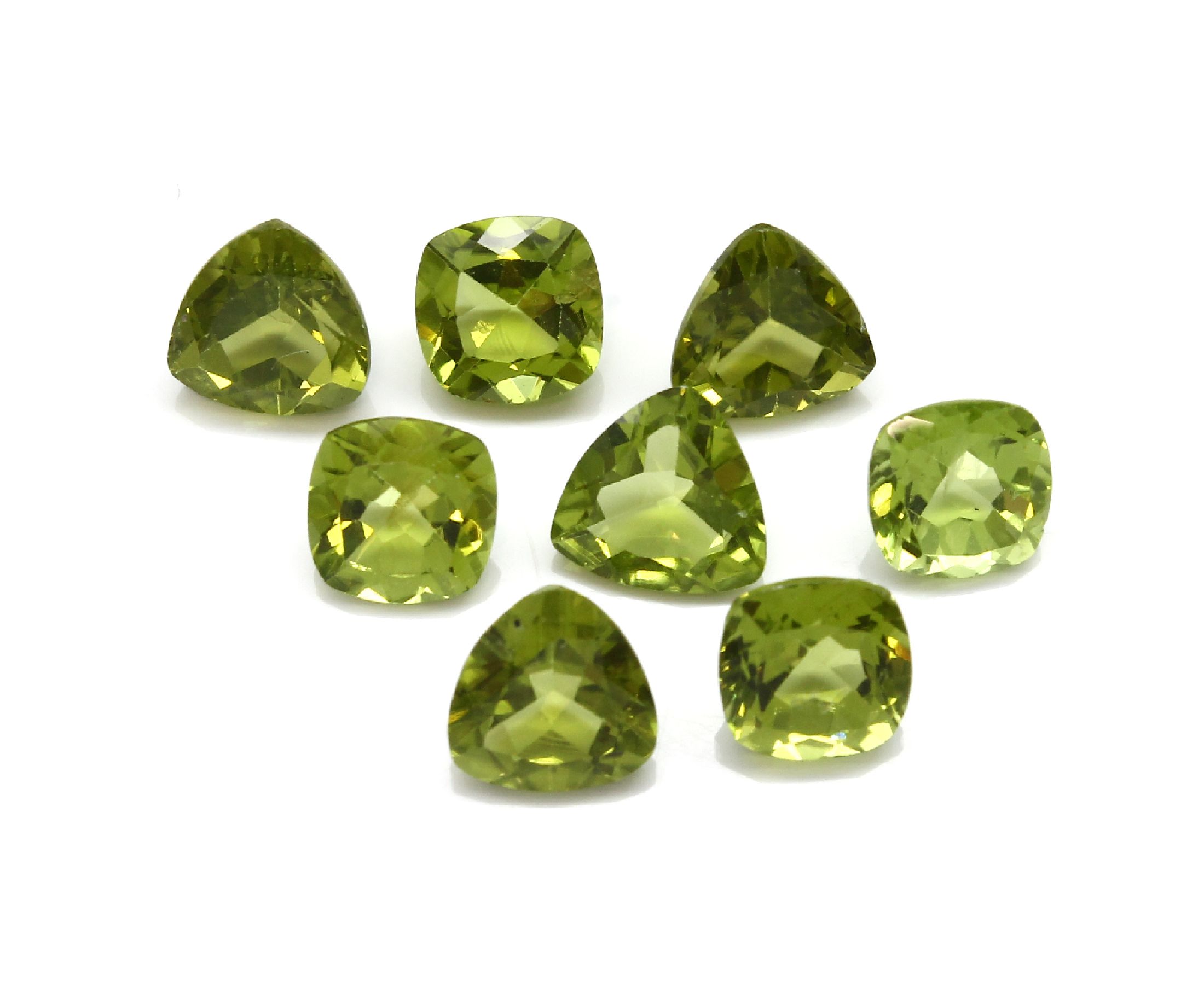 Detail b: Lot 8 lose Peridots, zus. ca. 20.4 ct, 4 Peridots in facett. Triangelform zus. ca. 10.50 ct und 4 Peridots im facett. Kissen- schliff zus. ca. 9.90 ...