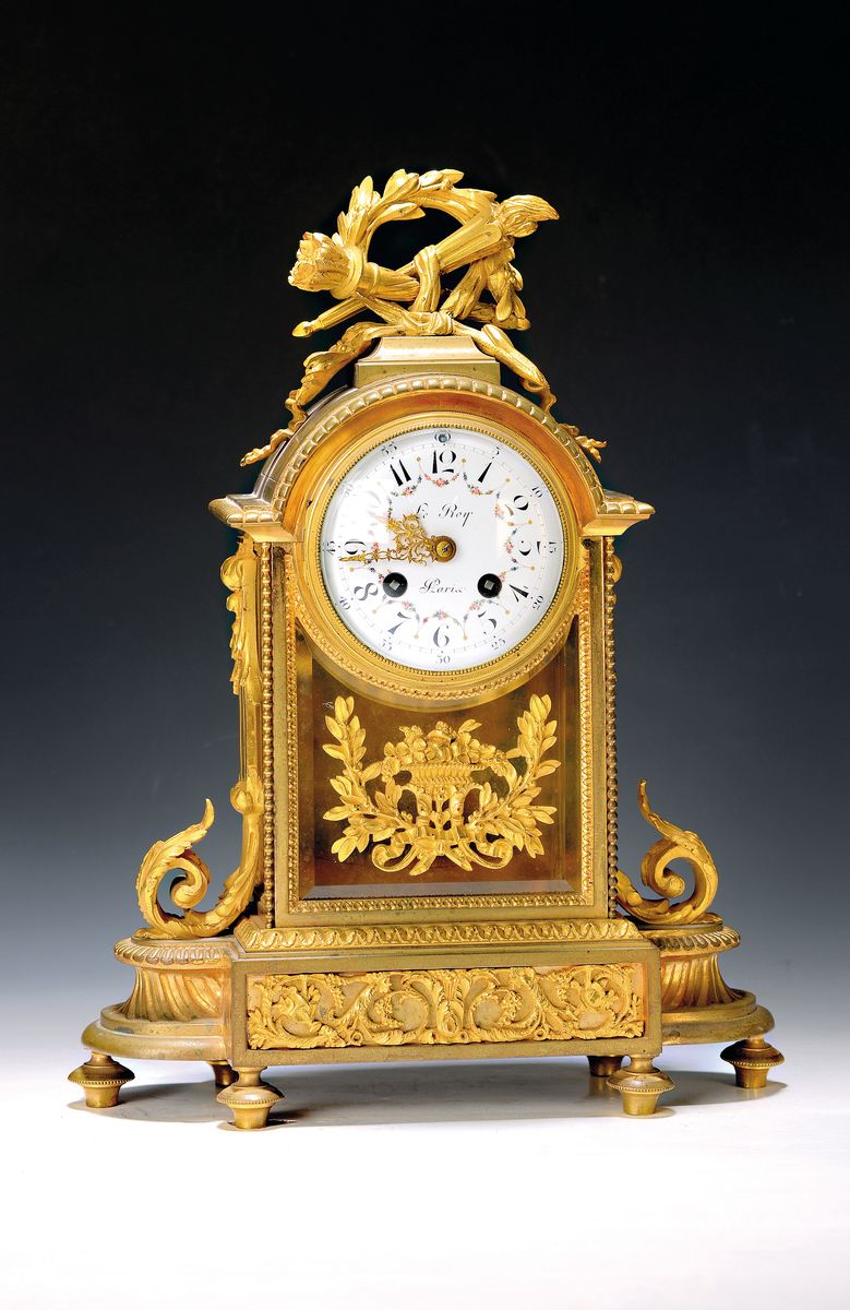 Pendule, Frankreich, um 1900, reich verziertes Bronzegehäuse, seitliche Blattvoluten, Bekrönung Fackel und Pfeilköcher im Lorbeerkranz, ehemals ...