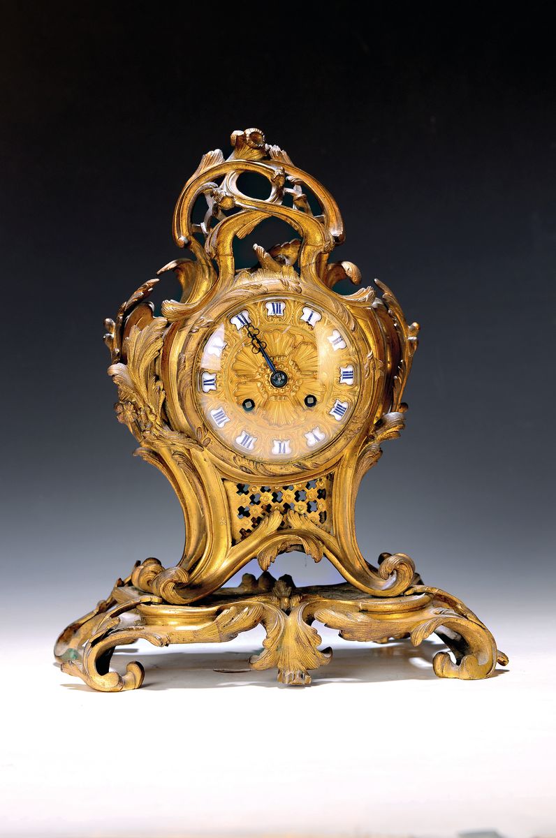 Pendule, Frankreich um 1880, im Rokokostil, verziertes Messinggehäuse, ehemals vergoldet, stark nachgedunkelt, auf fixiertem Sockel, Glasdeckel vo. ...