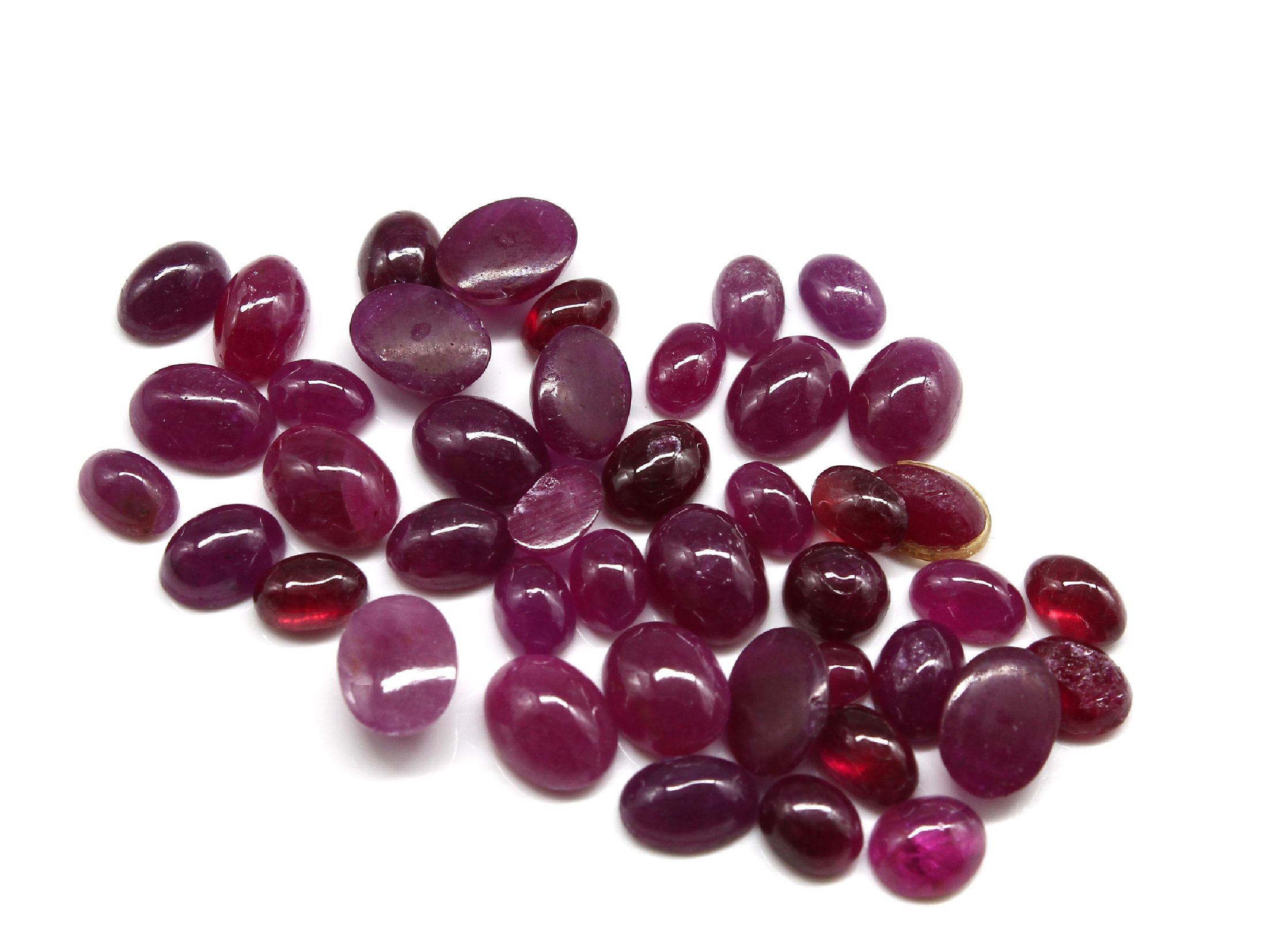 Detail b: Lot lose Rubine, ca. 51.2 ct, Cabochons in versch. Größen, Ausfassware