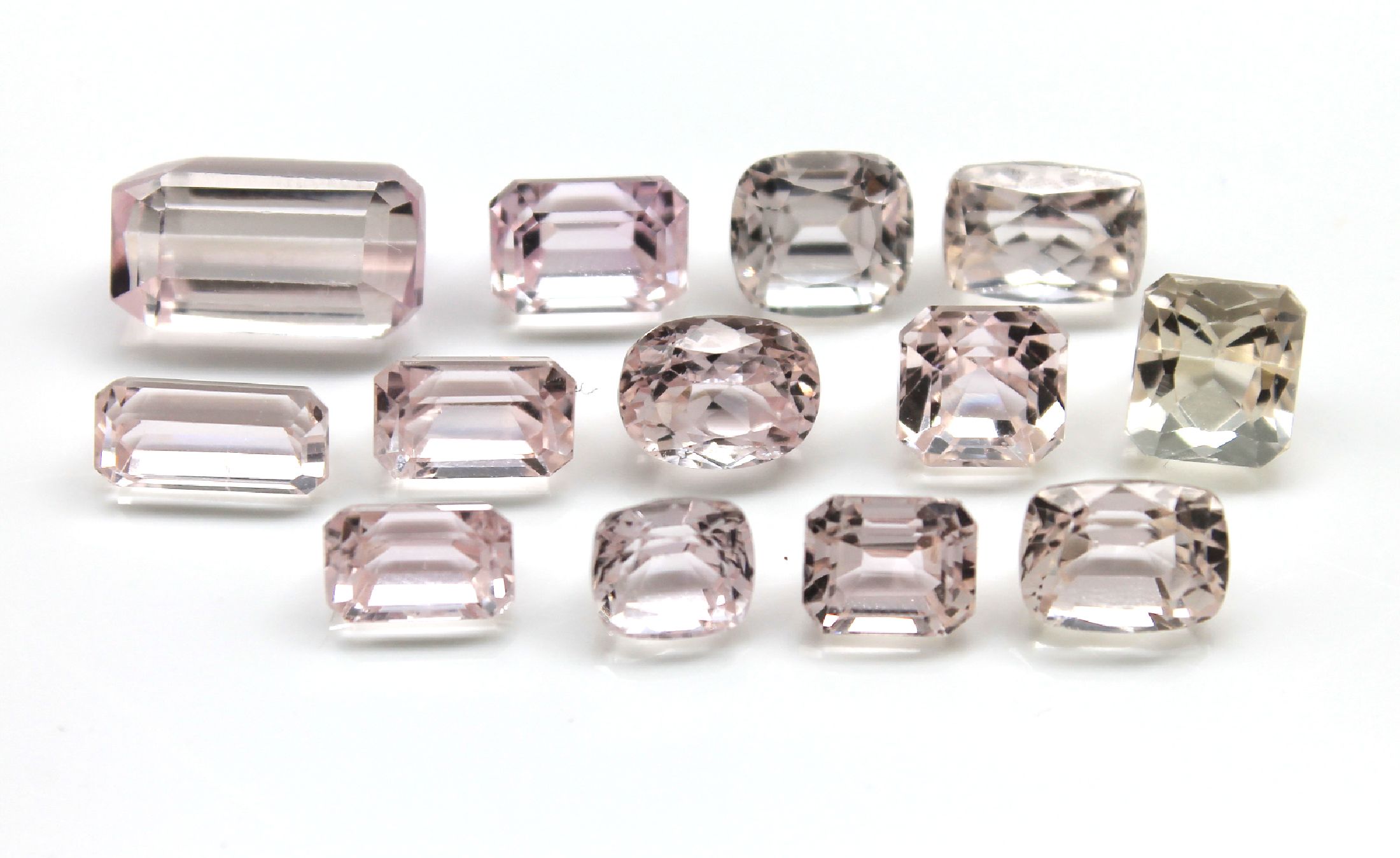 Lot 13 lose Kunzite, ca. 52.0 ct, versch. Größen und Schliffformen