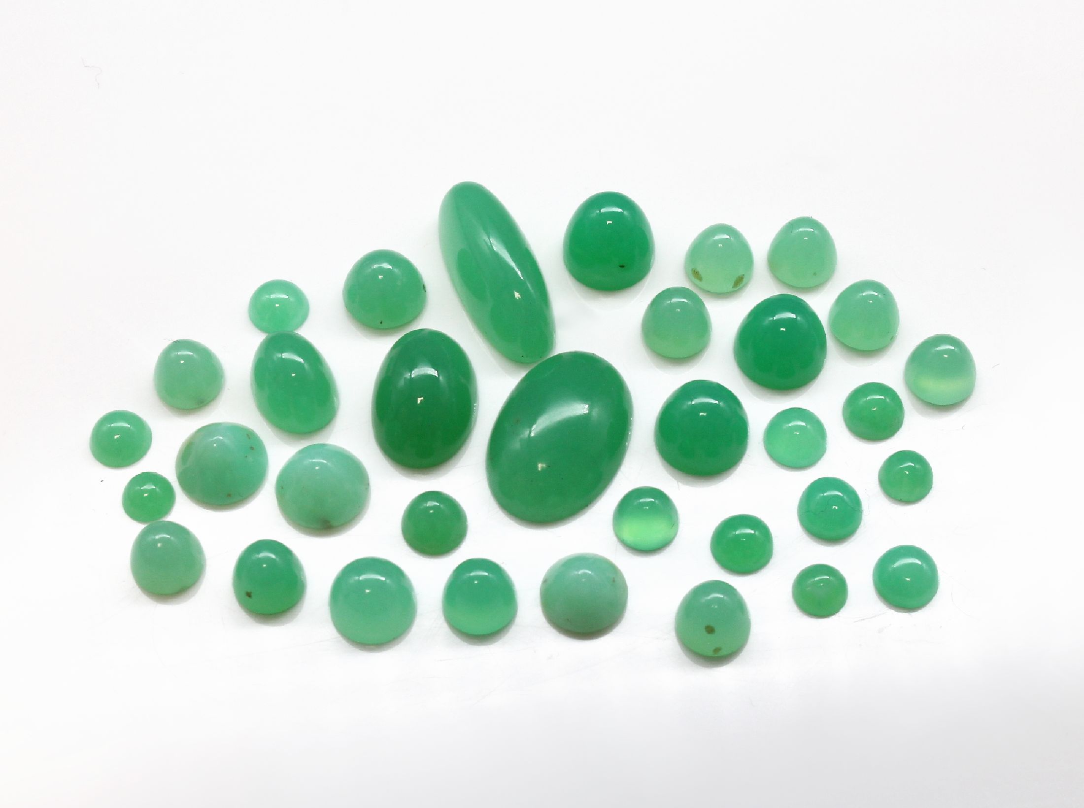 Detail a: Lot lose Chrysoprase, ca. 77.8 ct, Cabochons in versch. Größen und Formen