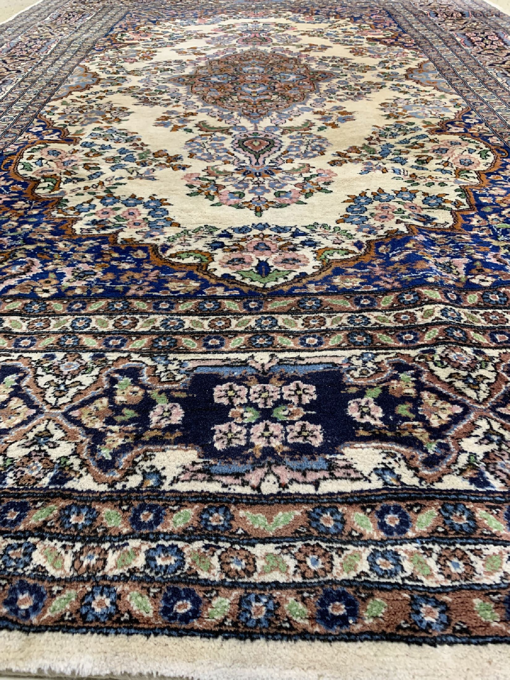Detail b: Lahor fein, Pakistan, ca. 40 Jahre, Wolle auf Baumwolle, ca. 264 x 180 cm, gereinigt, EHZ: 1-2