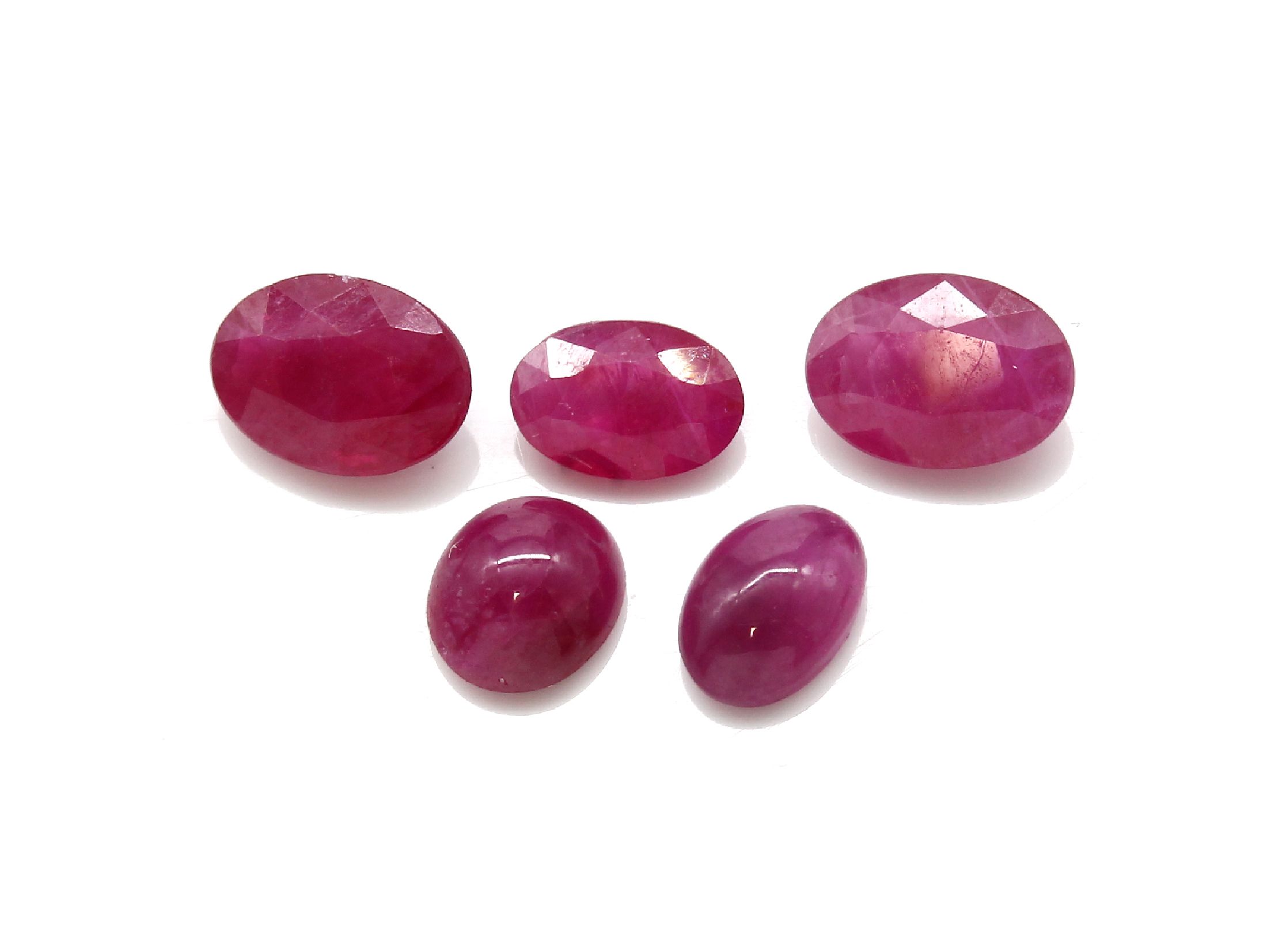 Konvolut 5 lose Rubine: 1 x ca. 0.75 ct, ovaler Cabochon; 1 x ca. 0.69 ct, ovaler Cabochon; 1 x ca. 0.93 ct, ovaler Cabochon; 1 x ca. 0.53 ct, ...